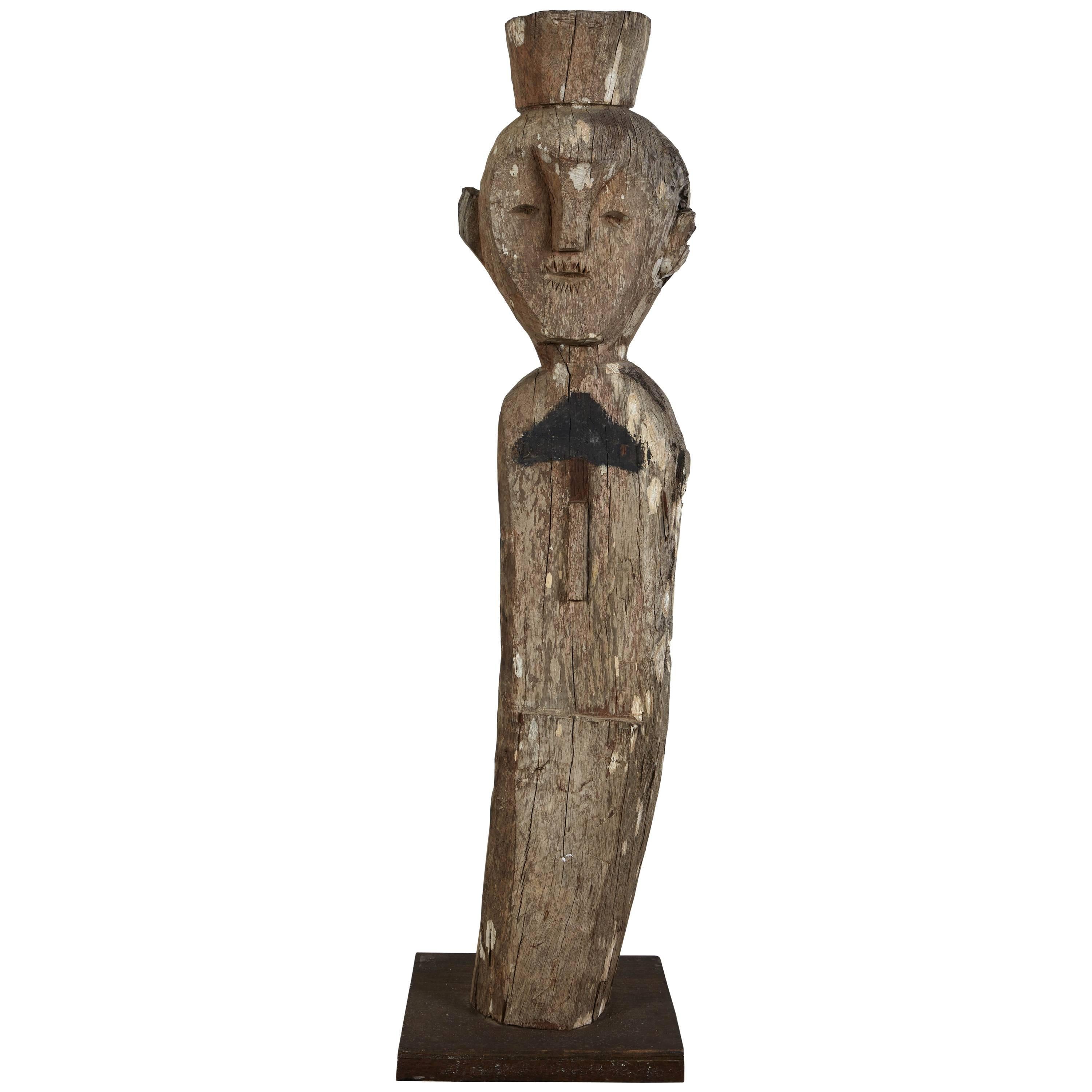 Figure de gardien malaisien antique avec une grande patine