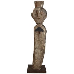 Figure de gardien malaisien antique avec une grande patine