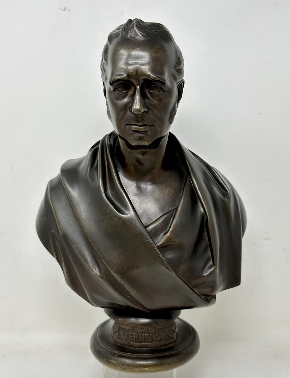 Eine sehr beeindruckende und hervorragend gegossene, patinierte Bronzebüste von George Stephenson, mit großzügigen Proportionen. Mitte des neunzehnten Jahrhunderts. Graviert E W Wyon Sculptor und datiert 1858 auch graviert DELPECH RED.  

Bekleidet