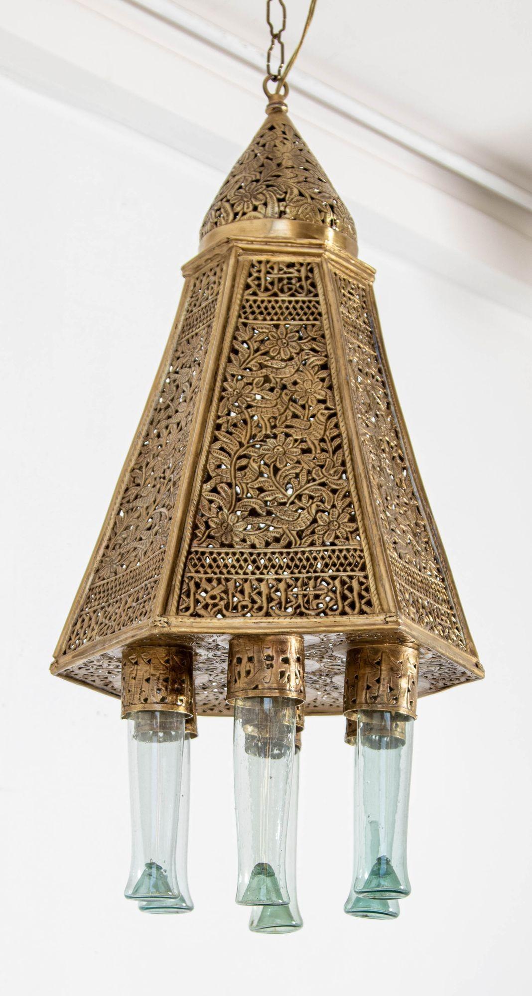 Lámpara de aceite de mezquita Mameluca turca antigua de latón perforado con forma hexagonal colgante.
Estilo asiático de Oriente Medio, de forma hexagonal, con un lazo colgante y decorado con motivos florales y una inscripción honorífica
