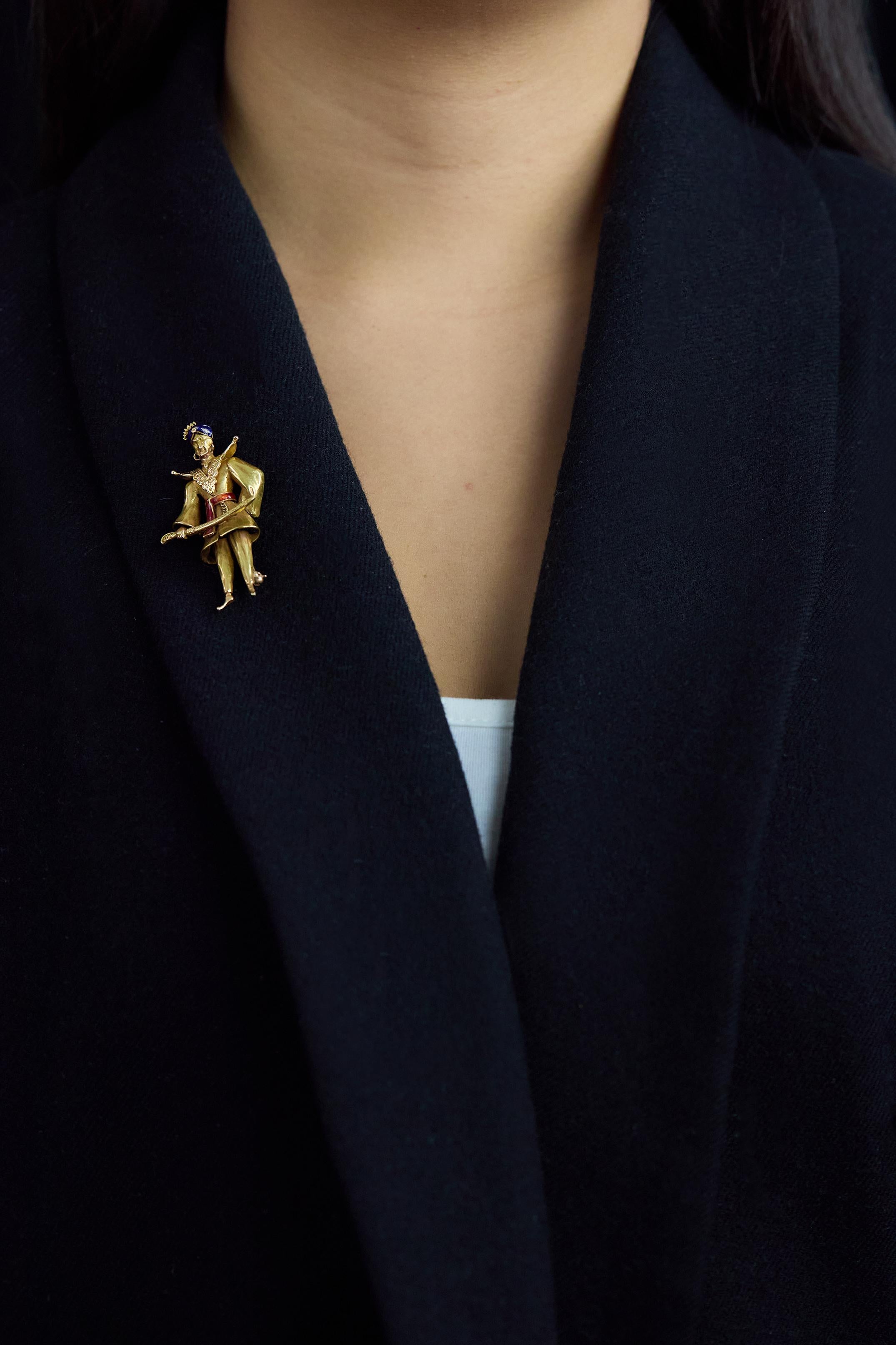 Antiguo Broche de Esmalte Hombre con Espada en Oro Amarillo en Bueno estado para la venta en New York, NY
