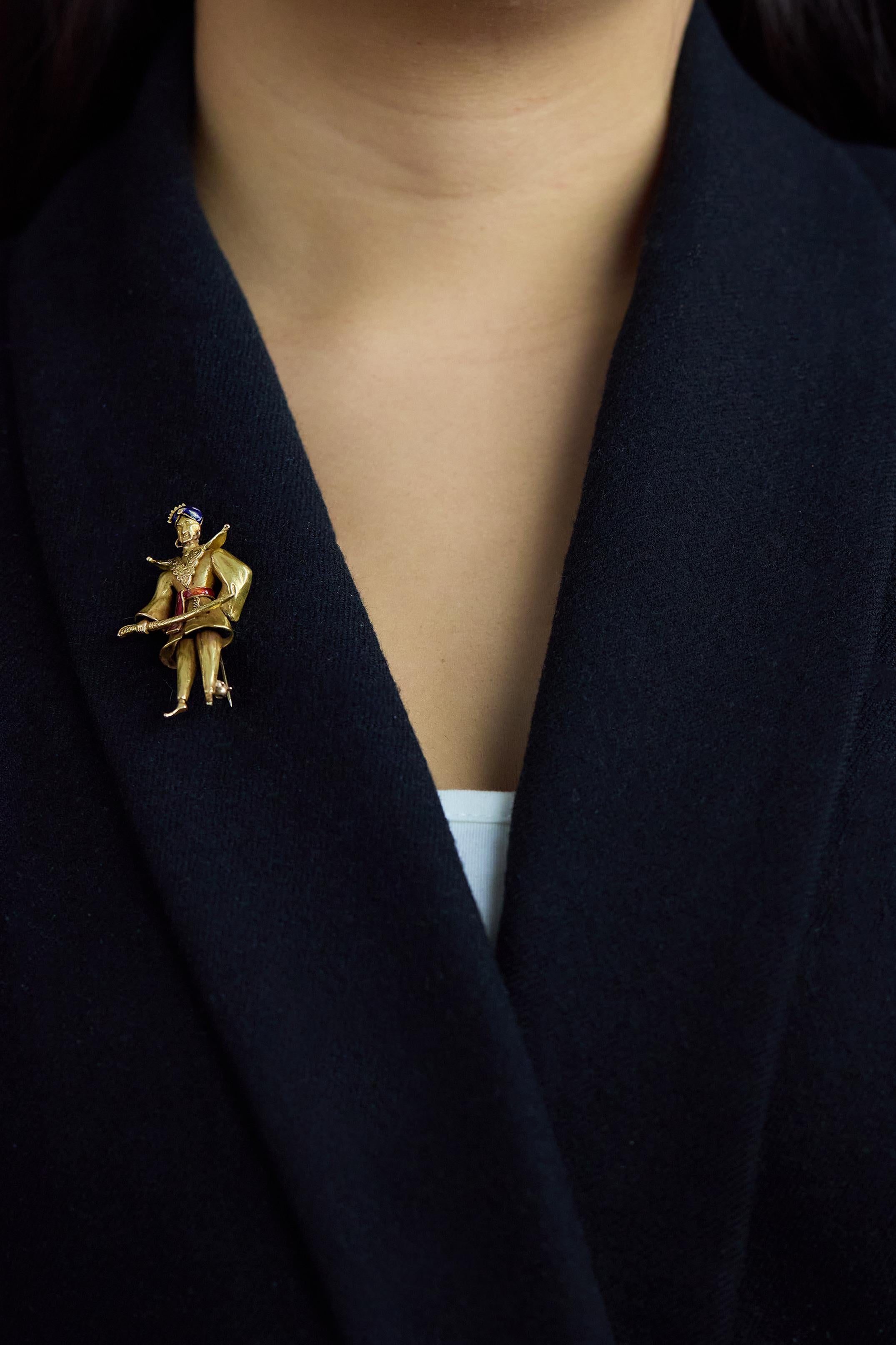 Femenino o masculino Antiguo Broche de Esmalte Hombre con Espada en Oro Amarillo en venta