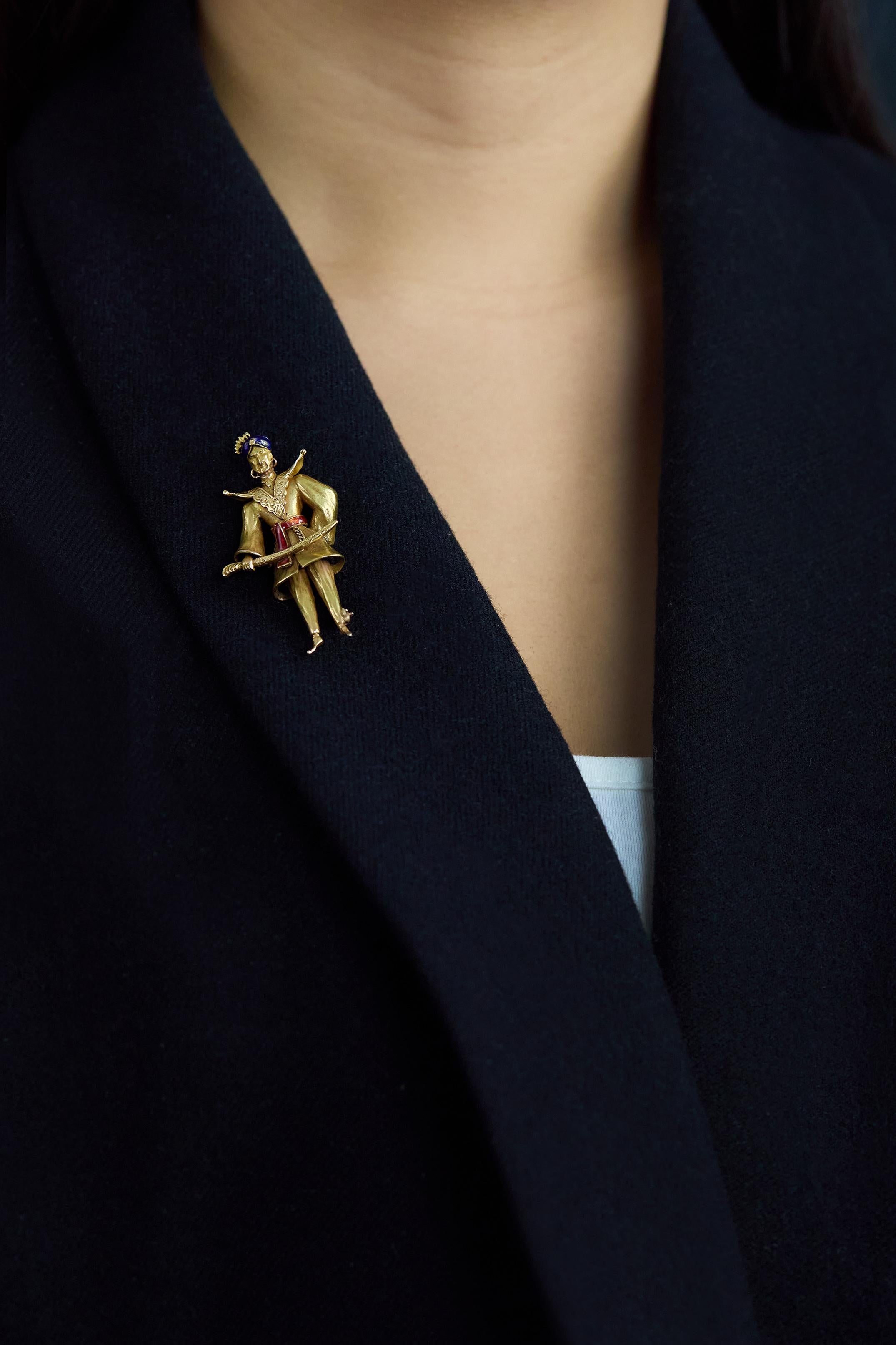 Antiguo Broche de Esmalte Hombre con Espada en Oro Amarillo en venta 1