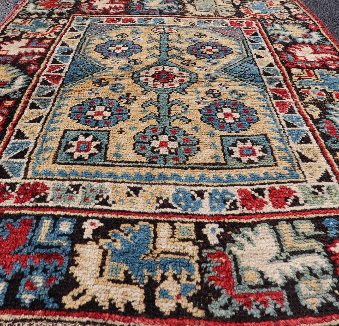 Mesures : 3'3 x 4'6

Ancien tapis turc Oushak à motifs de médaillons floraux. Keivan Woven Arts / tapis X23-0808-41, pays d'origine / type : Turquie / Oushak, vers 1880

Ce magnifique tapis antique Oushak de Turquie, datant d'environ 1880, présente
