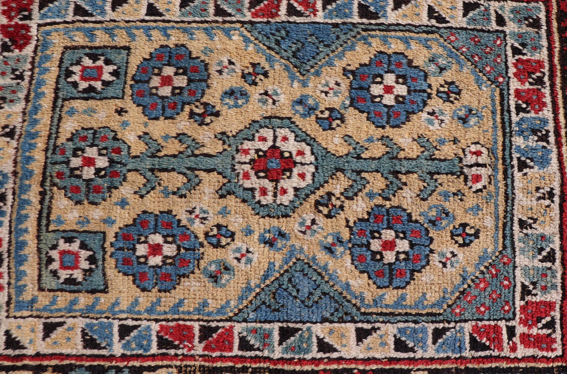 Oushak Tapis ancien Manastir avec médaillon floral 3'3 x 4'6 en vente