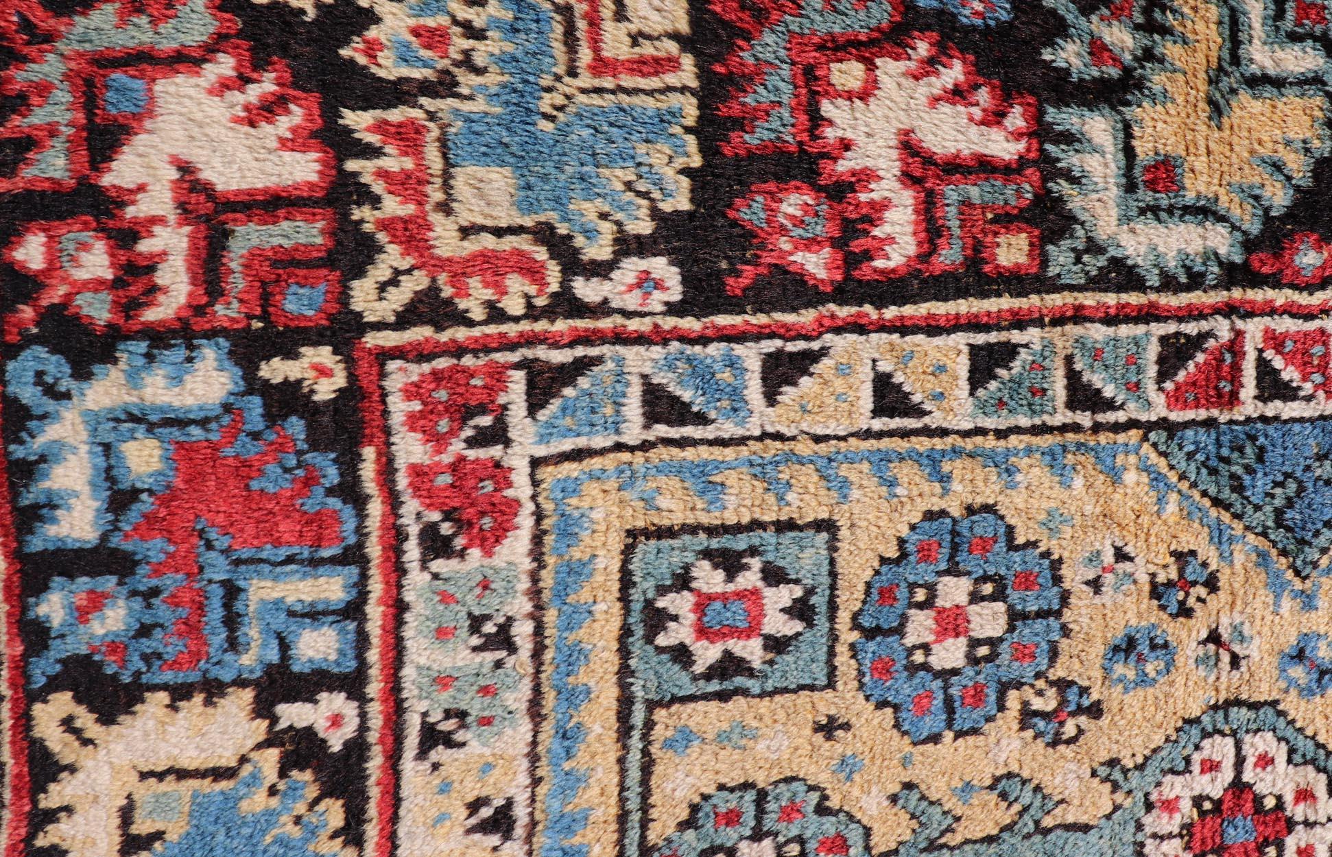 Turc Tapis ancien Manastir avec médaillon floral 3'3 x 4'6 en vente