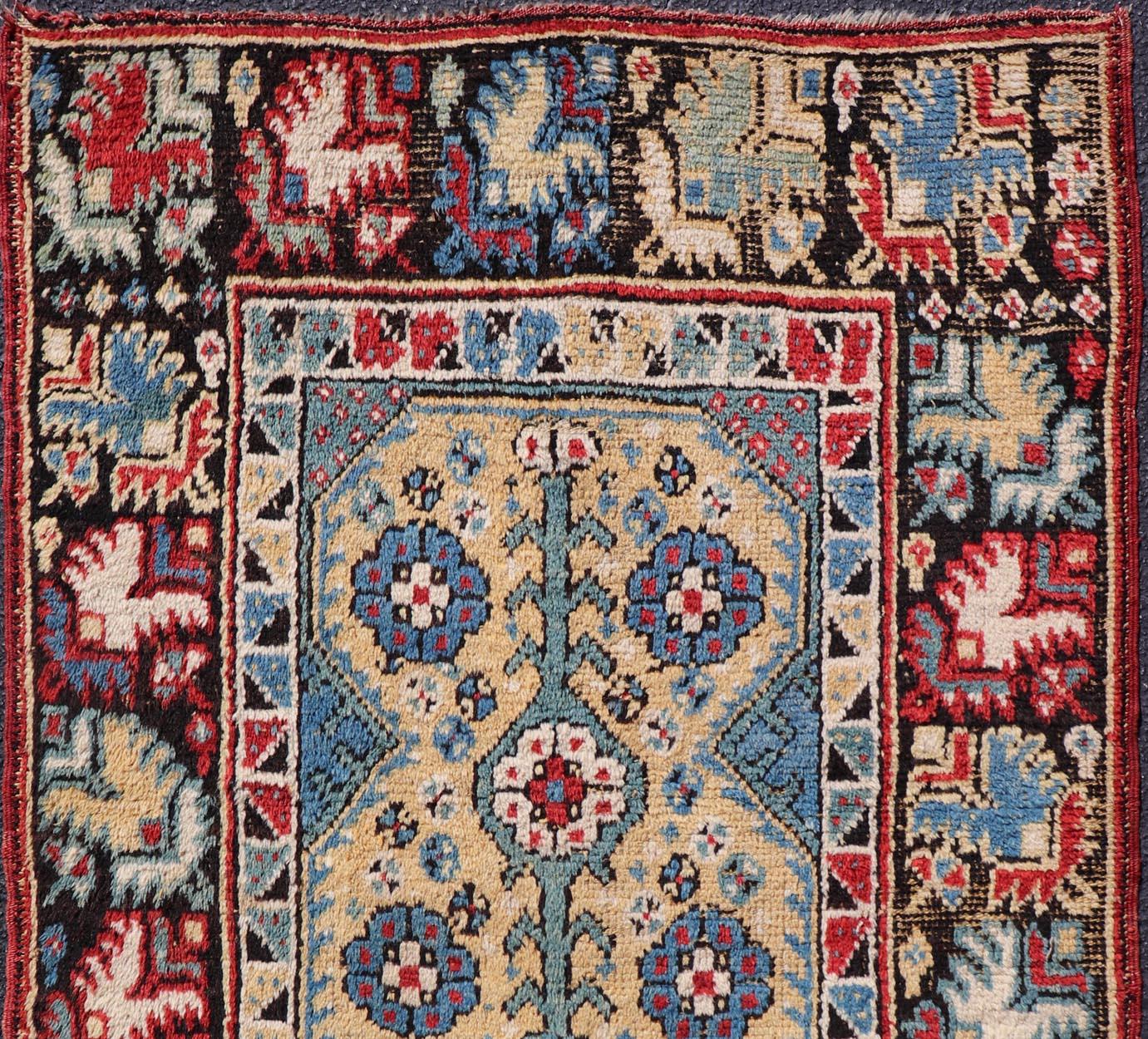 Noué à la main Tapis ancien Manastir avec médaillon floral 3'3 x 4'6 en vente