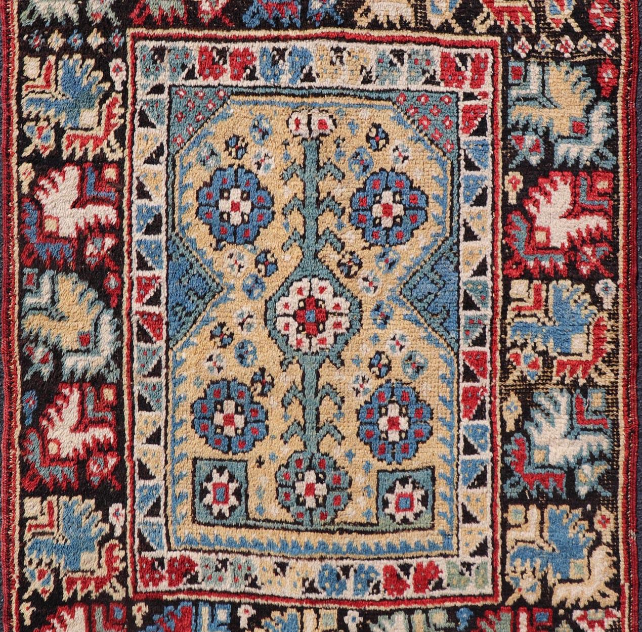 Tapis ancien Manastir avec médaillon floral 3'3 x 4'6 Bon état - En vente à Atlanta, GA