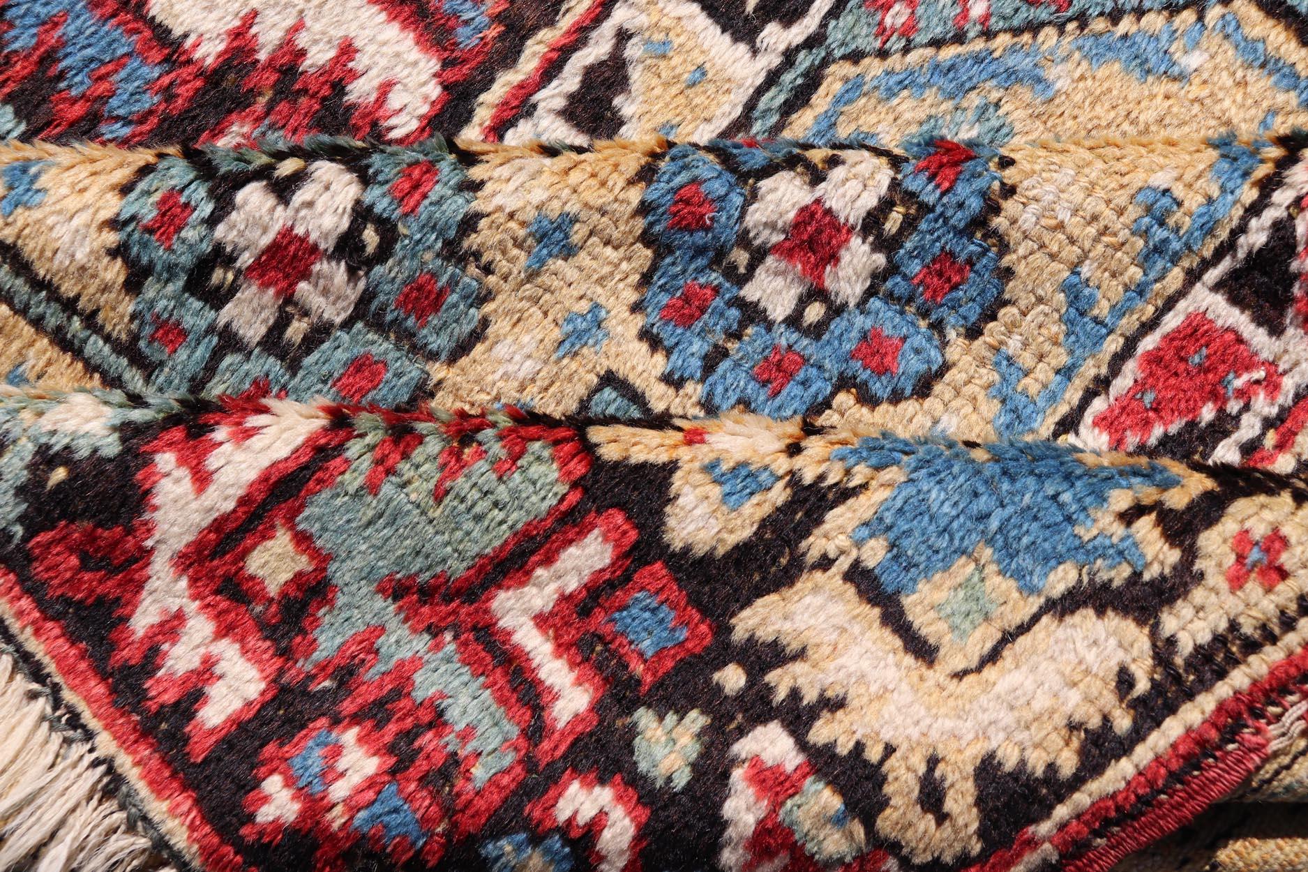 Laine Tapis ancien Manastir avec médaillon floral 3'3 x 4'6 en vente