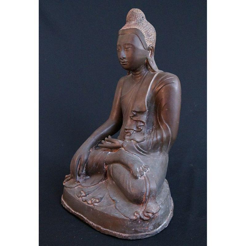 Material: bronze.
Measures: 54 cm high.
Weight: 20.6 kgs.
Bhumisparsha mudra.
Originating from Burma.
19th Century.
Hair is goldplated.

 