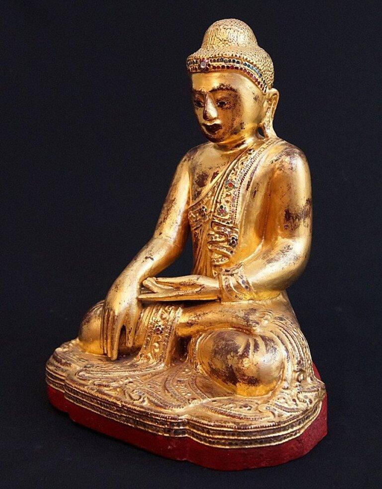 Material: wood
Measures: 42 cm high 
30 cm wide
Weight: 4.7 kgs
Mandalay style
Bhumisparsha mudra
Originating from Burma
19th century
Gilt with 24 krt. gold leaf.
  