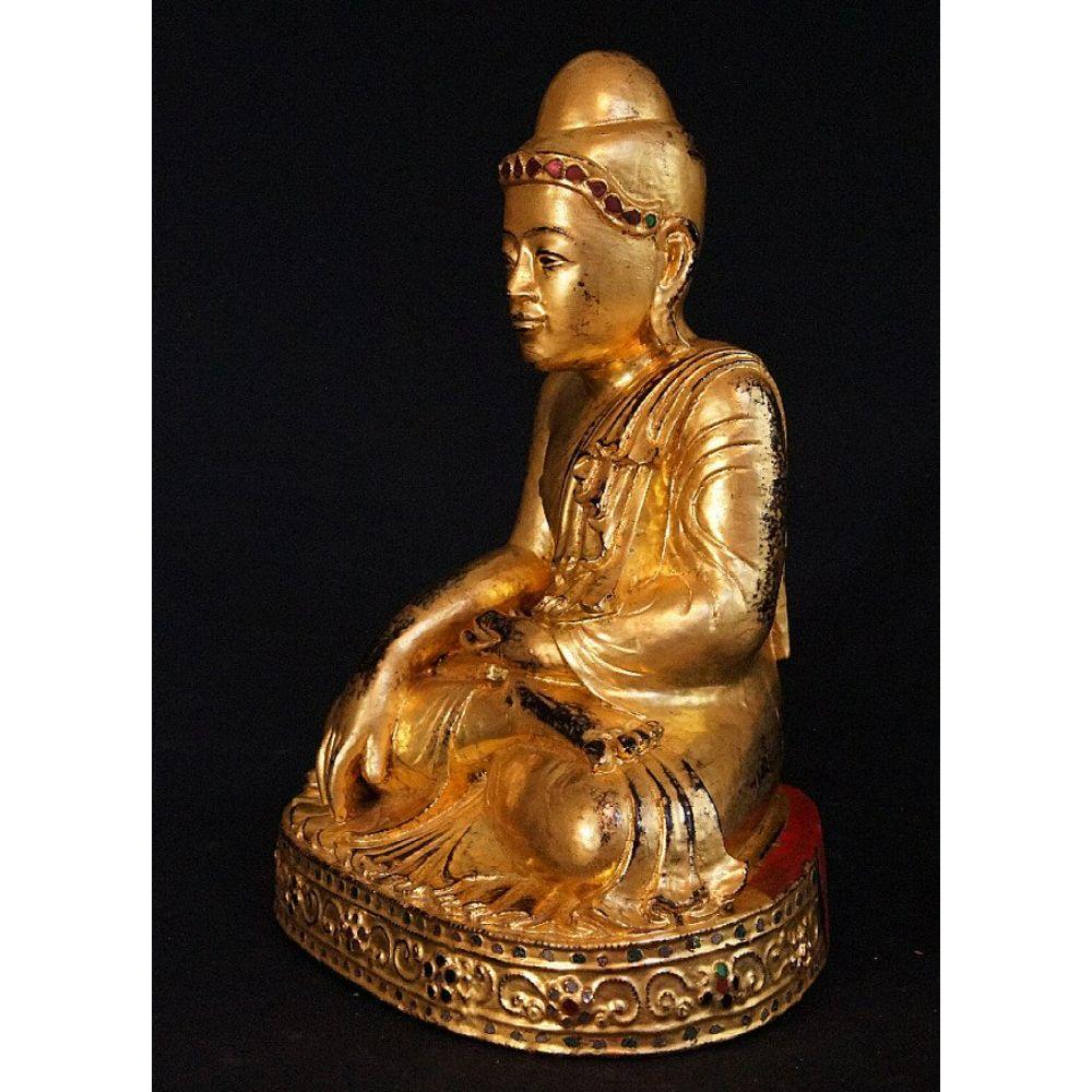 Material: wood
Measures: 38 cm high 
27 cm wide
Weight: 5.2 kgs
Goldplated with 24 krt. gold
Mandalay style
Bhumisparsha mudra
Originating from Burma
Late 19th century - Mandalay period.

   