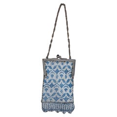 Sac à main antique Mandalian Art Déco en maille émaillée bleu et blanc style Flapper Boho