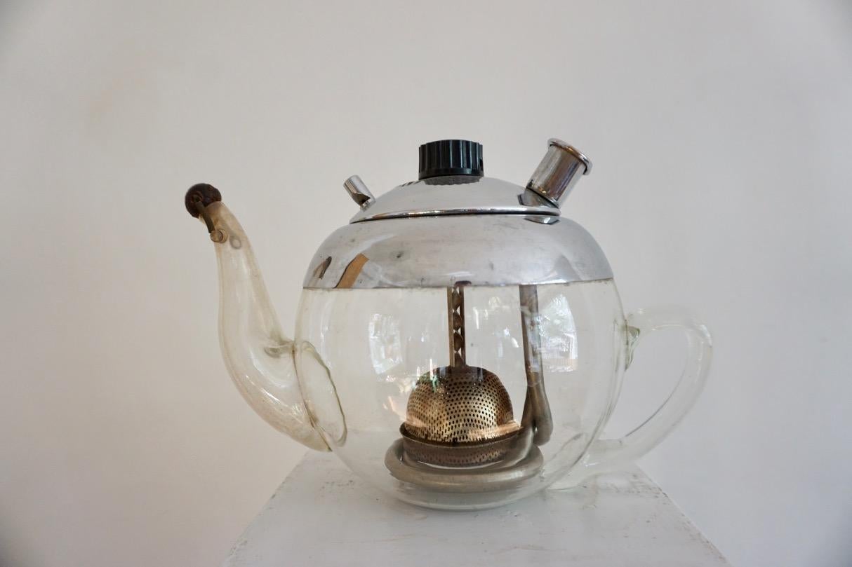 Teiera Mandarin di Elekthermax, 1940, Ungheria Bauhaus

La teiera elettrica Mandarin è un'icona del design ungherese. Prodotta intorno al 1940 dall'azienda Elekthermax di Budapest, la teiera prende il nome dalla marca di tè cinese. Il design di