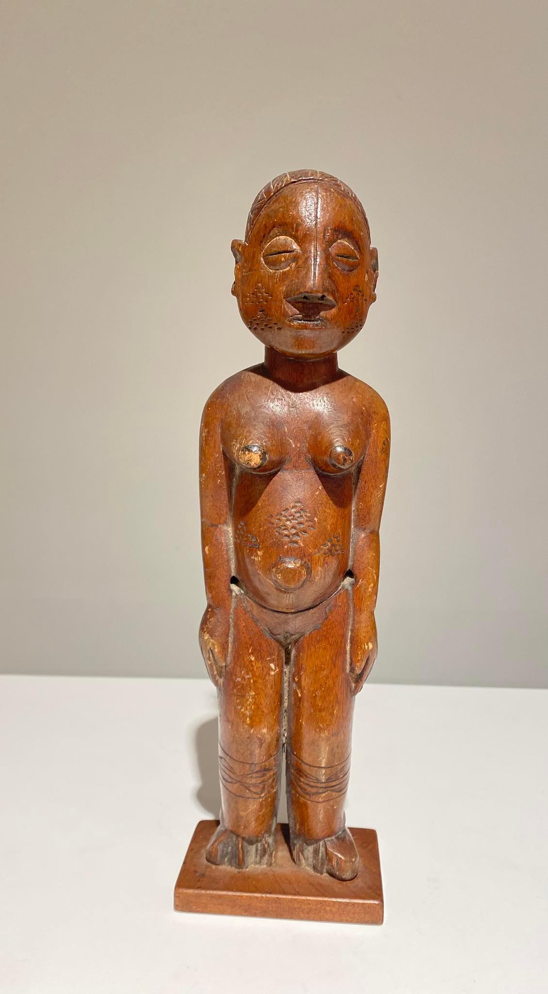 Refined Mangbetu female figurine, Democratic Republic of Congo. Red-brown patina and fine carved scarifications on torso. Late 19th century. 30 cm high

Note : The Mangbetu people of North-eastern Democratic Republic of Congo impressed early
