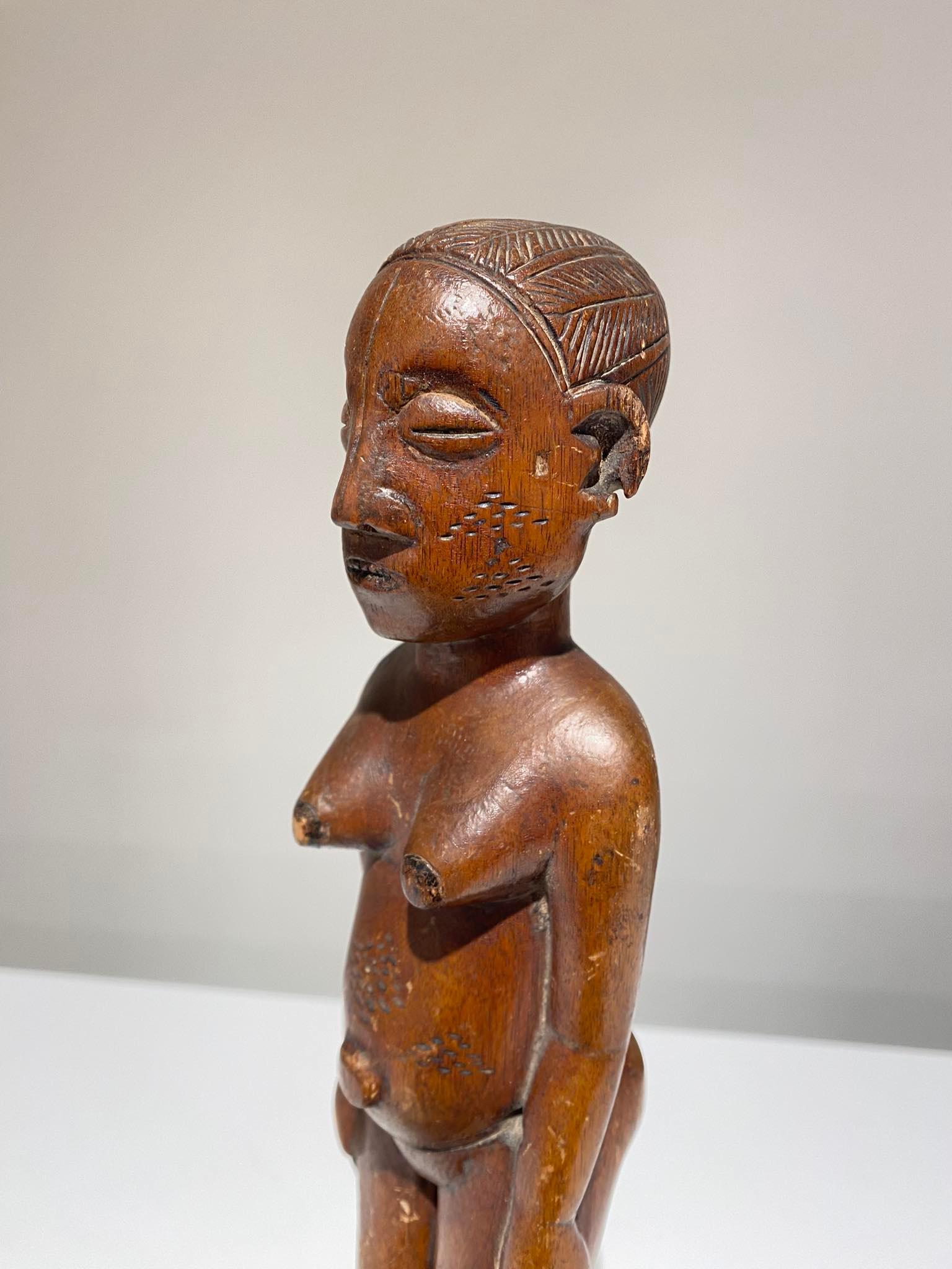 Hardwood Antique Mangbetu tribe female Statue - DR Congo Region Uele - 19th century For Sale