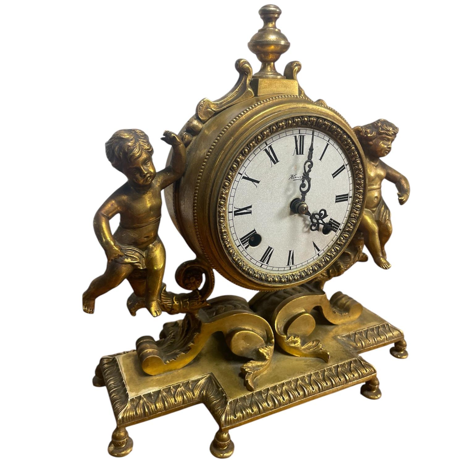 Allemand Horloge de cheminée ancienne Querubine Bronze doré en vente