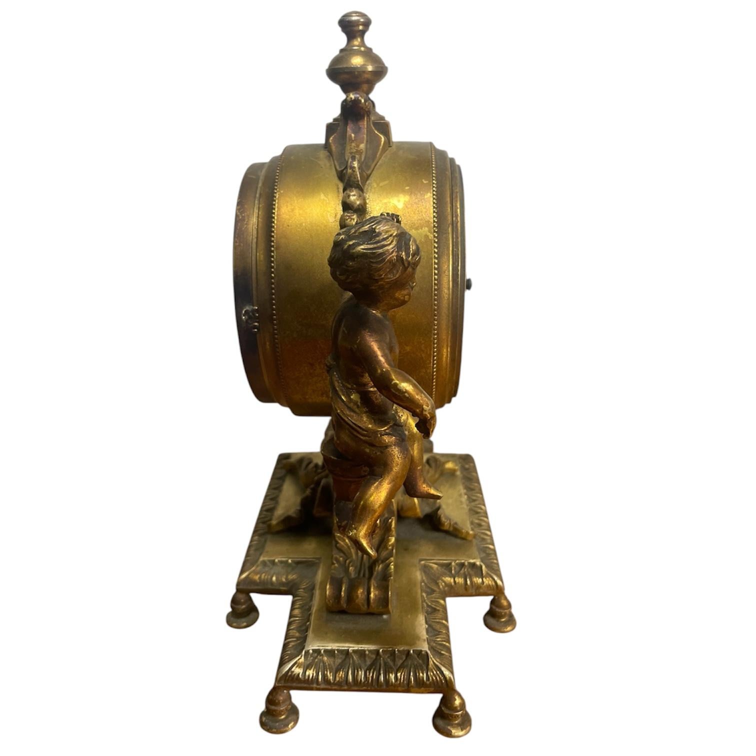 Horloge de cheminée ancienne Querubine Bronze doré État moyen - En vente à Ciudad Autónoma Buenos Aires, AR