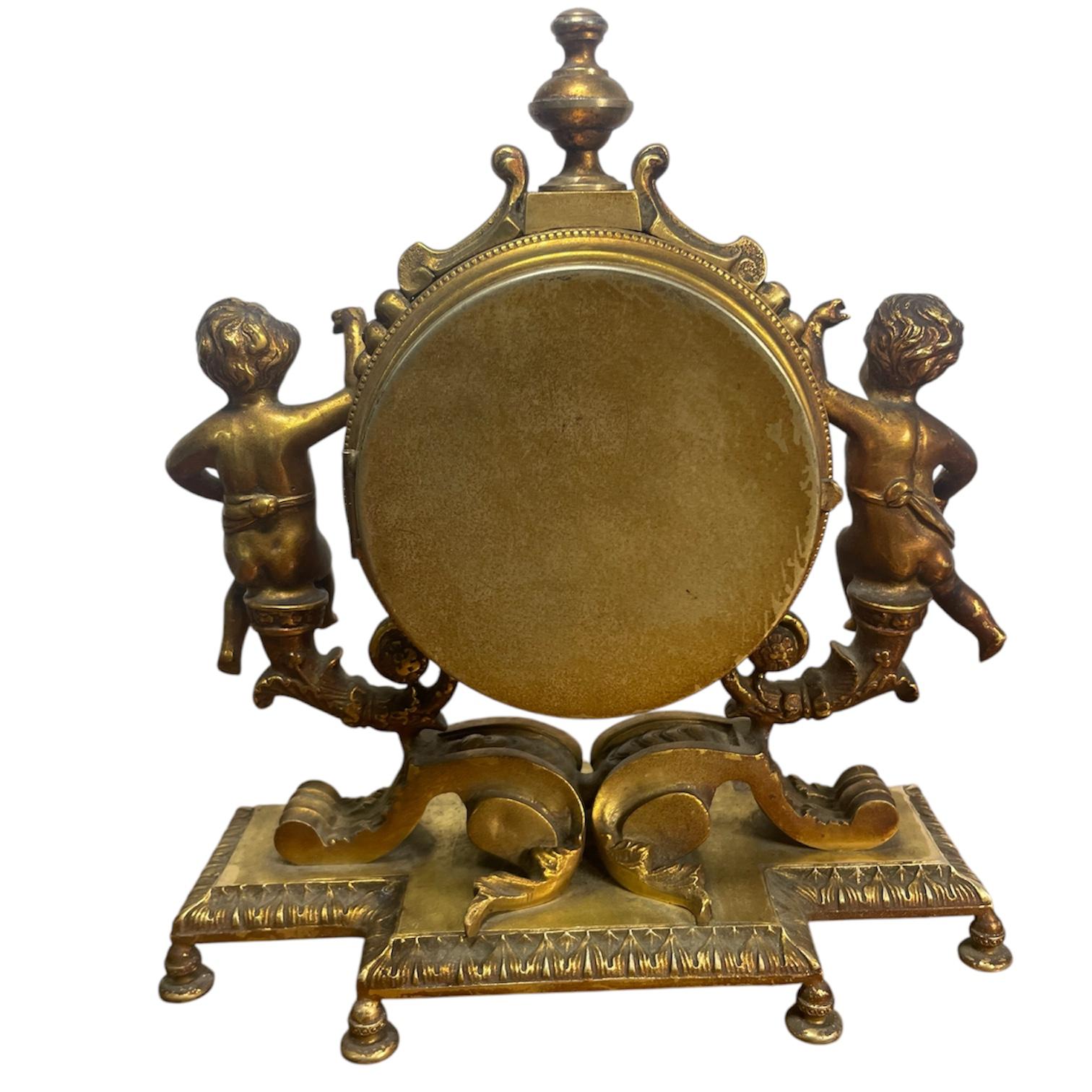 Fin du XIXe siècle Horloge de cheminée ancienne Querubine Bronze doré en vente