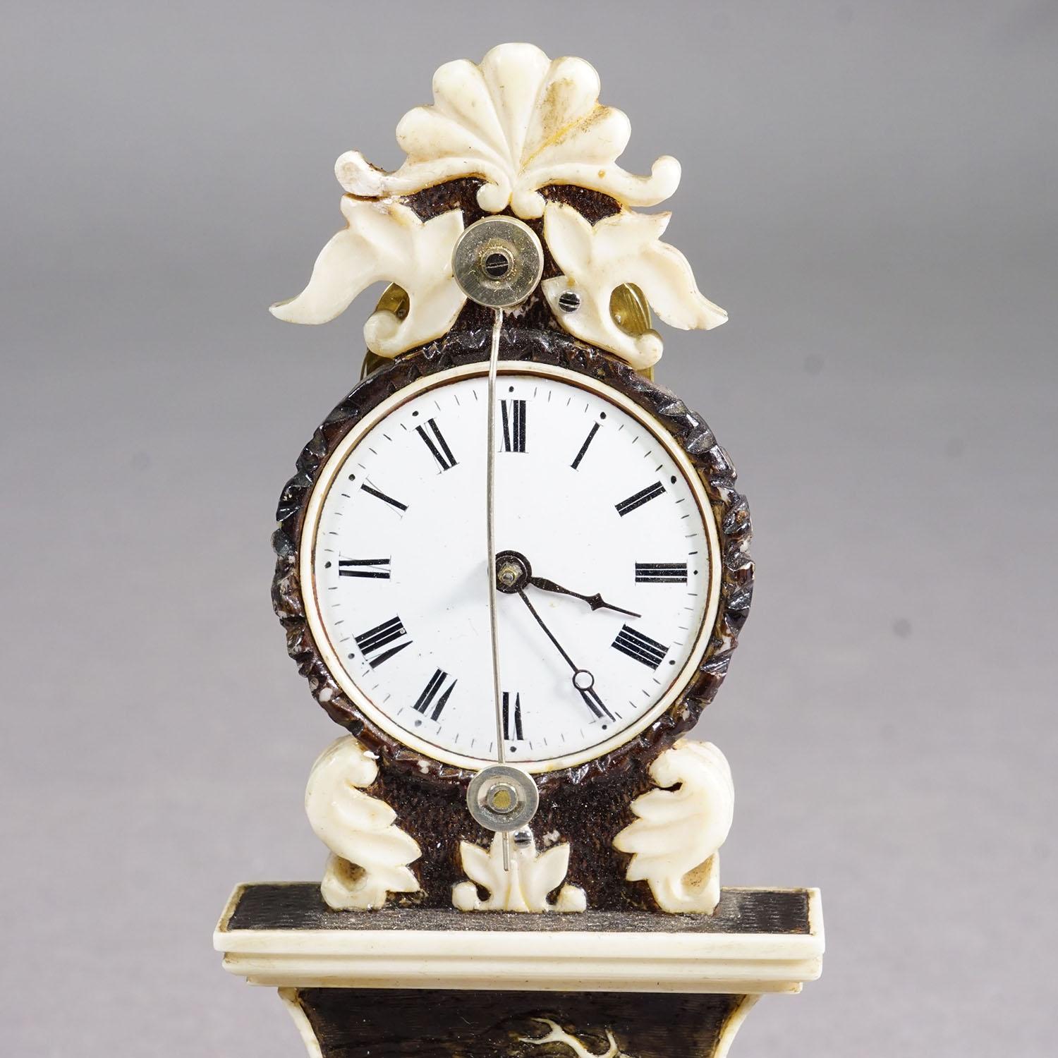 Antique Mantel Clock under Glass Dome, ca. 1870 In Good Condition For Sale In Berghuelen, DE