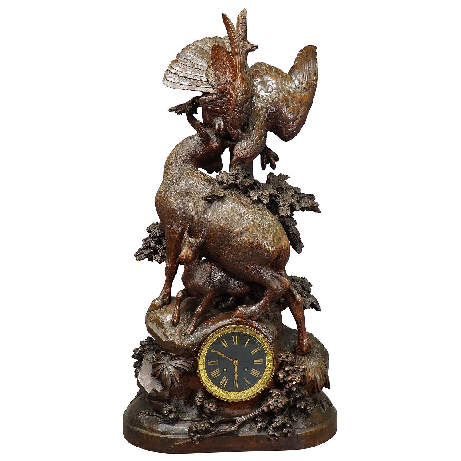 Pendule de cheminée ancienne avec aigle et famille Chamois, vers 1900

Grande horloge de cheminée en bois sculpté de la Forêt-Noire, surmontée d'un aigle et d'un chamois défendant son enfant. L'horloge est encastrée dans une pile de bois sculptée à