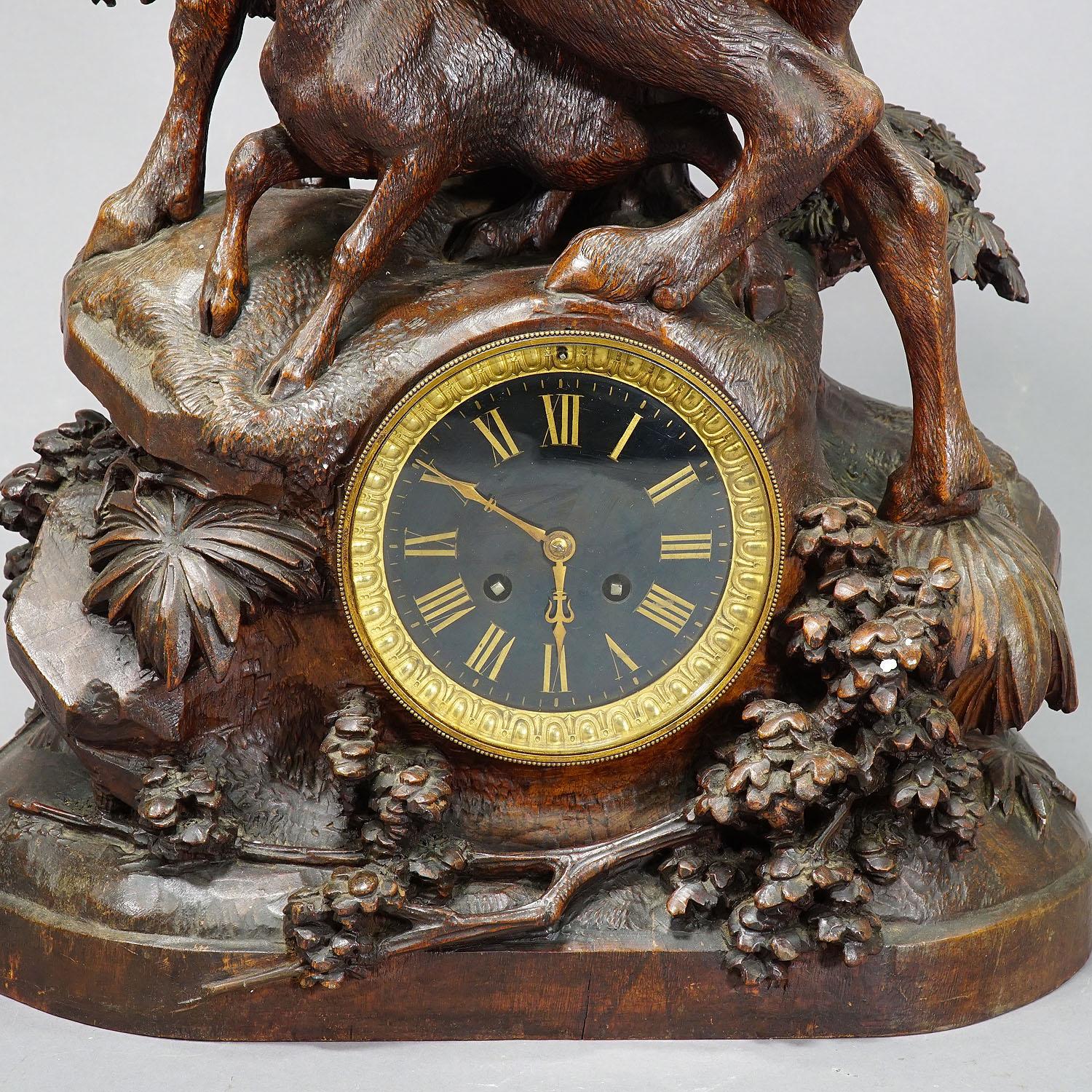 Reloj antiguo de chimenea con águila y familia de gamuzas, ca. 1900 Bosque negro en venta