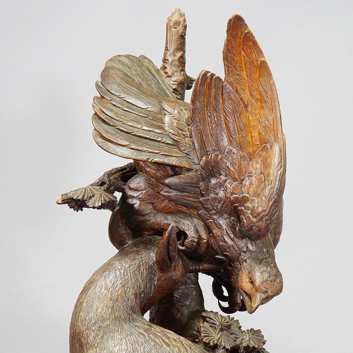 Reloj antiguo de chimenea con águila y familia de gamuzas, ca. 1900 Tallado en venta