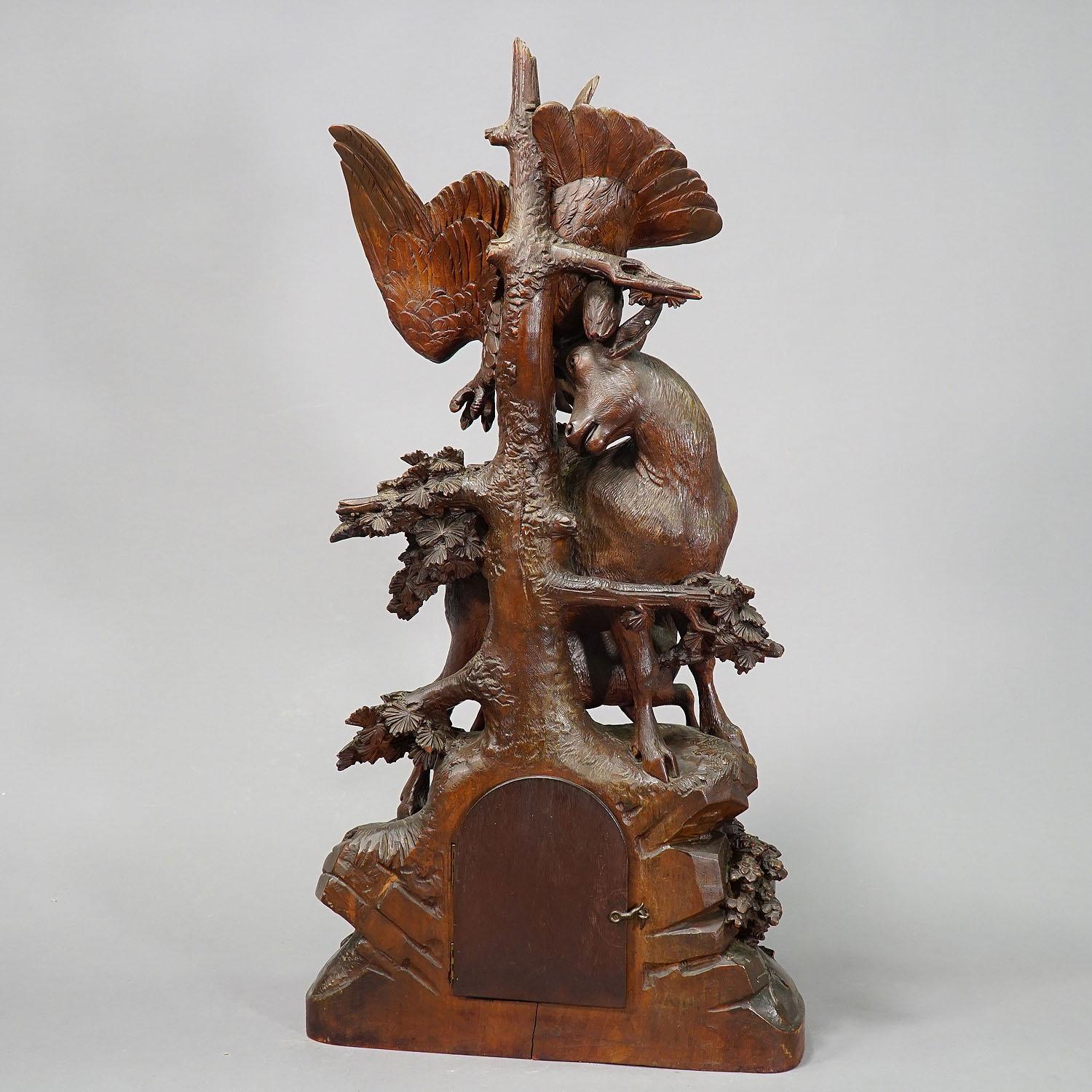 Reloj antiguo de chimenea con águila y familia de gamuzas, ca. 1900 siglo XIX en venta