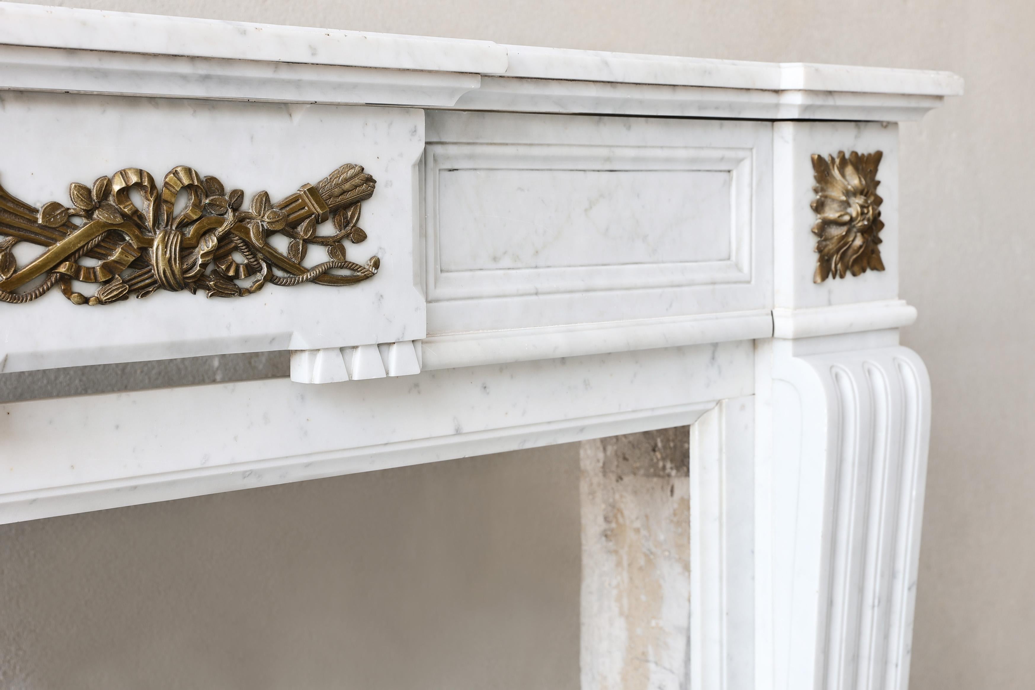 Antigua repisa de mármol de carrara, ornamentos dorados, siglo XIX, Luis XVI Francés en venta