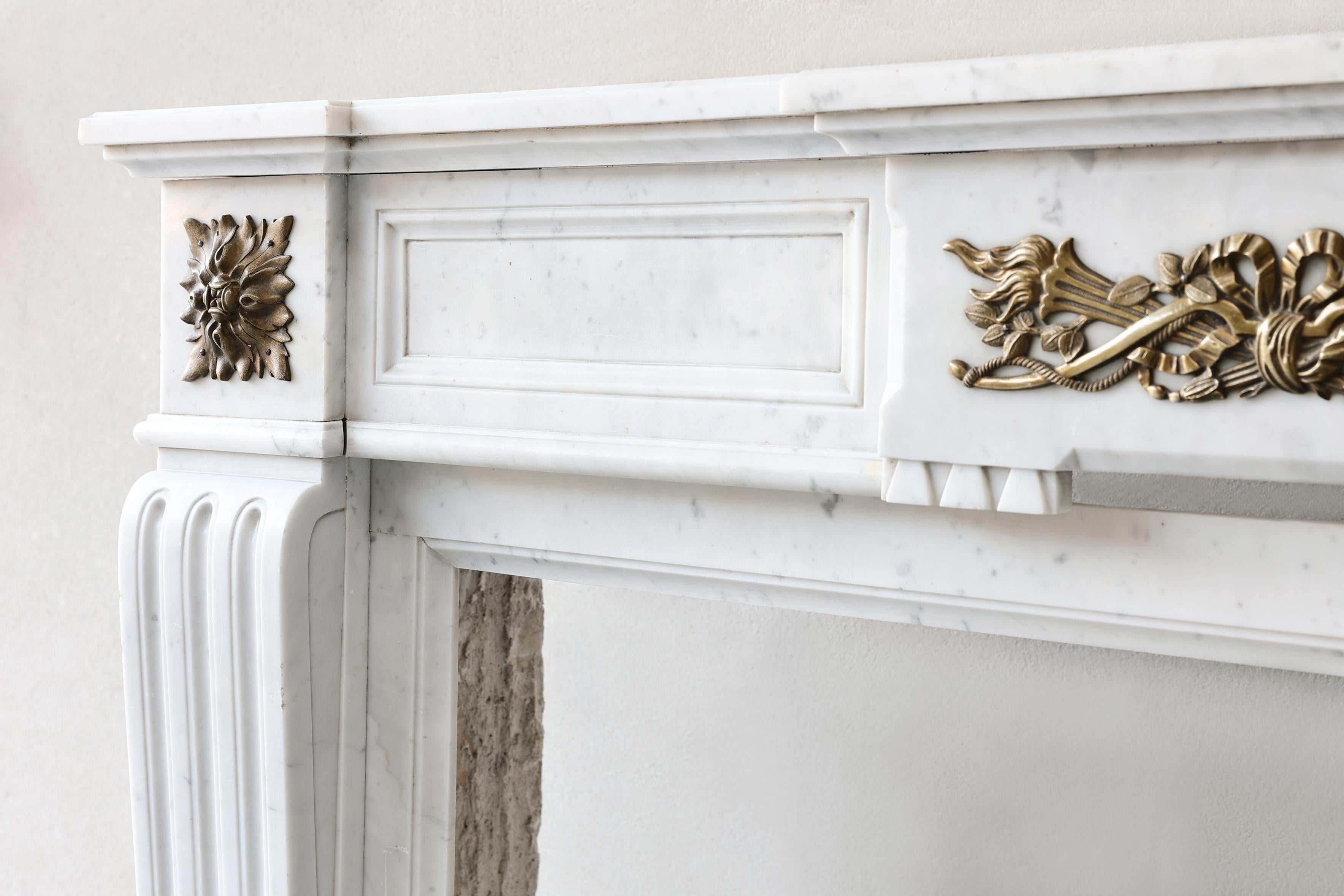 Antigua repisa de mármol de carrara, ornamentos dorados, siglo XIX, Luis XVI Mármol en venta