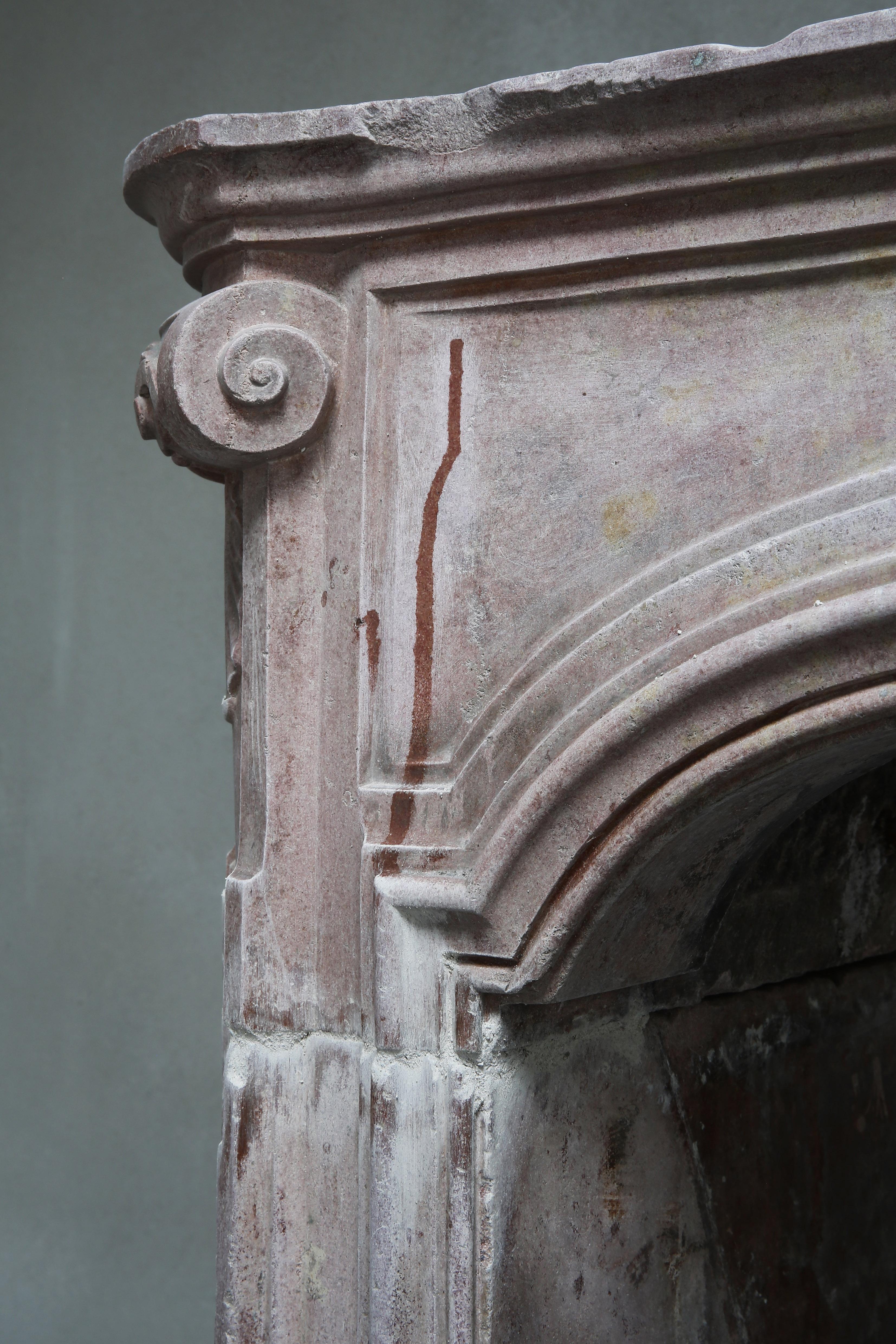 Antiker antiker Kaminsims aus Marmorstein im Stil Louis XV., 19. Jahrhundert im Angebot 4