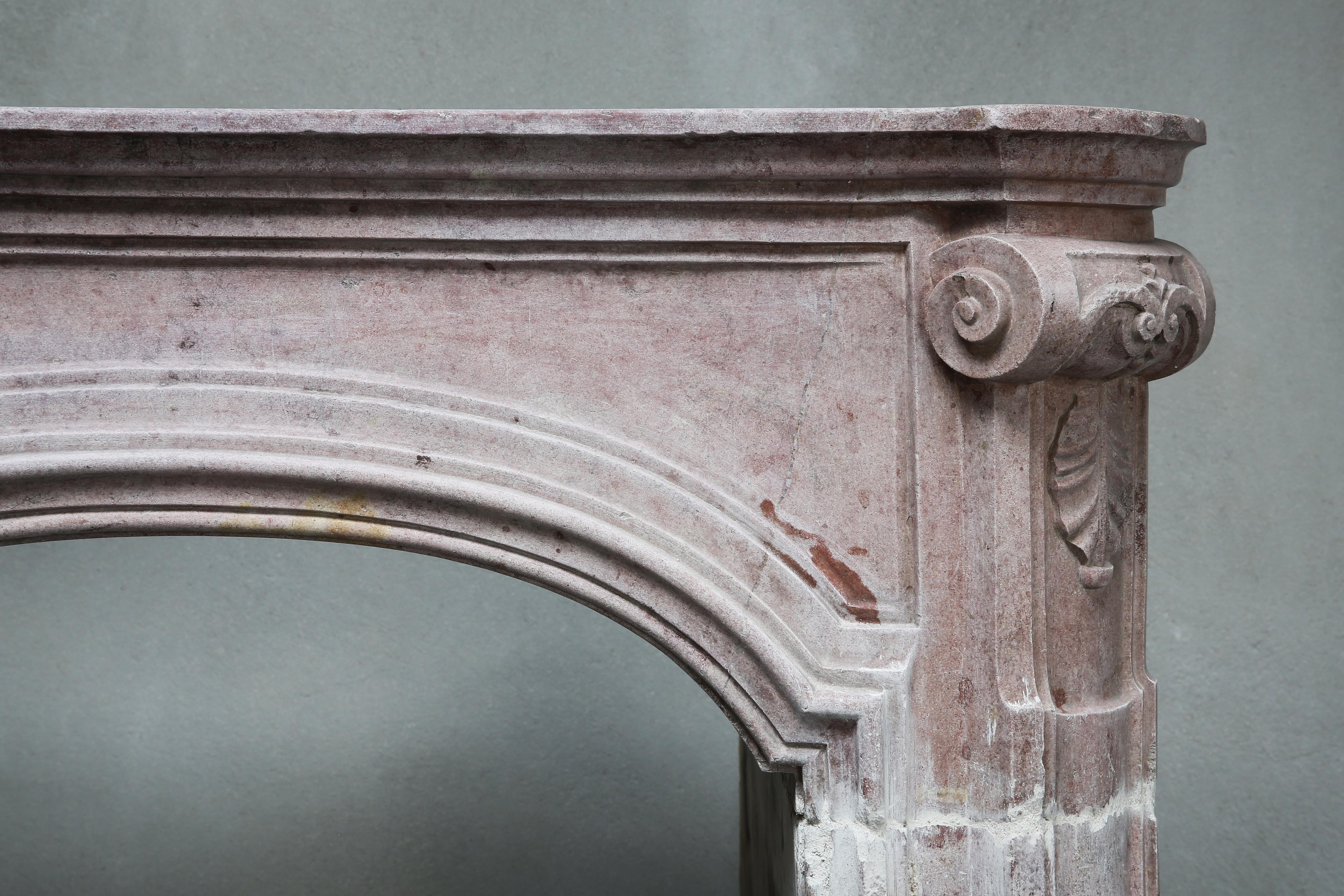 Antiker antiker Kaminsims aus Marmorstein im Stil Louis XV., 19. Jahrhundert im Angebot 5