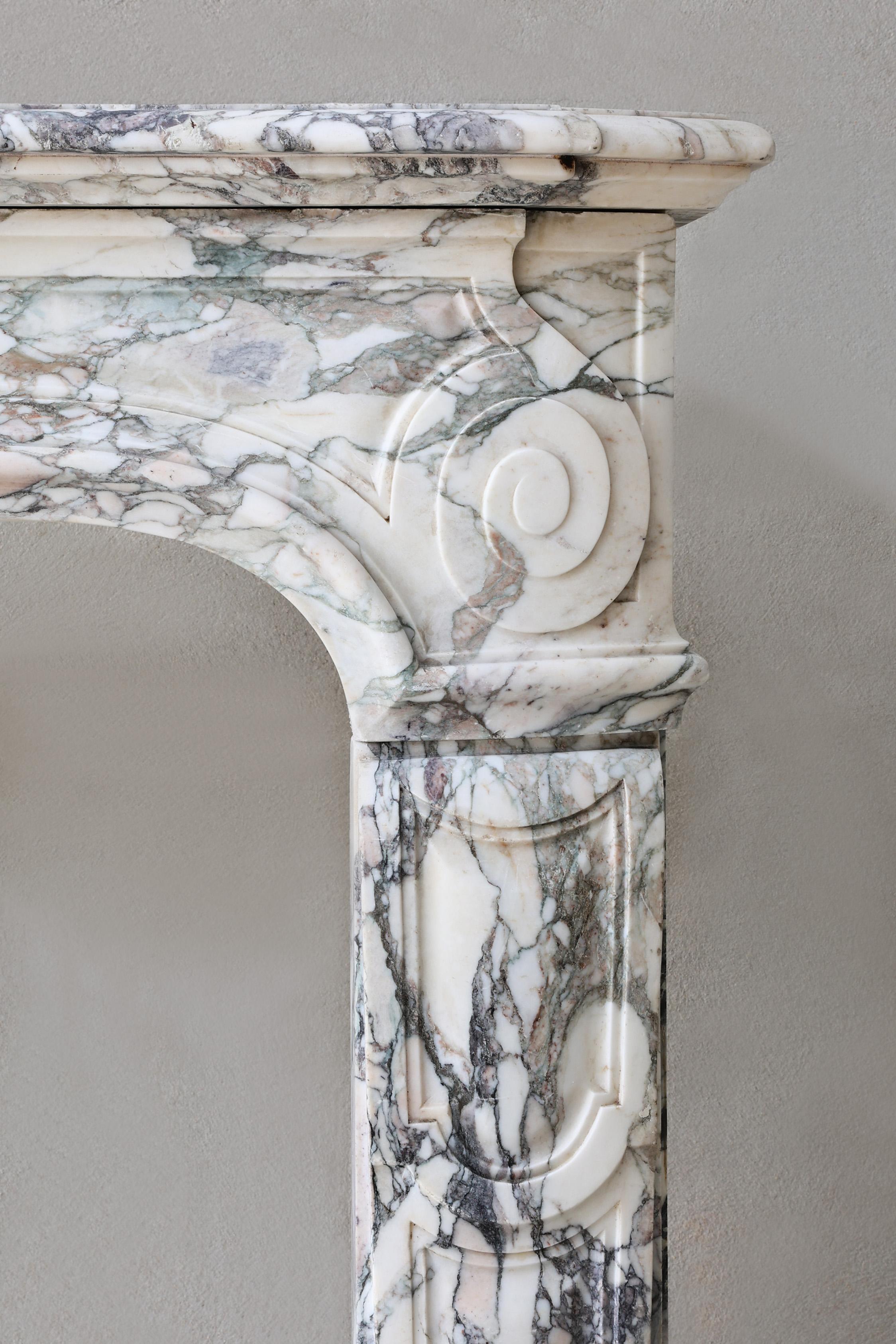 Antique mantel of Paonazzo marble from the 19th century In Good Condition For Sale In Made, NL