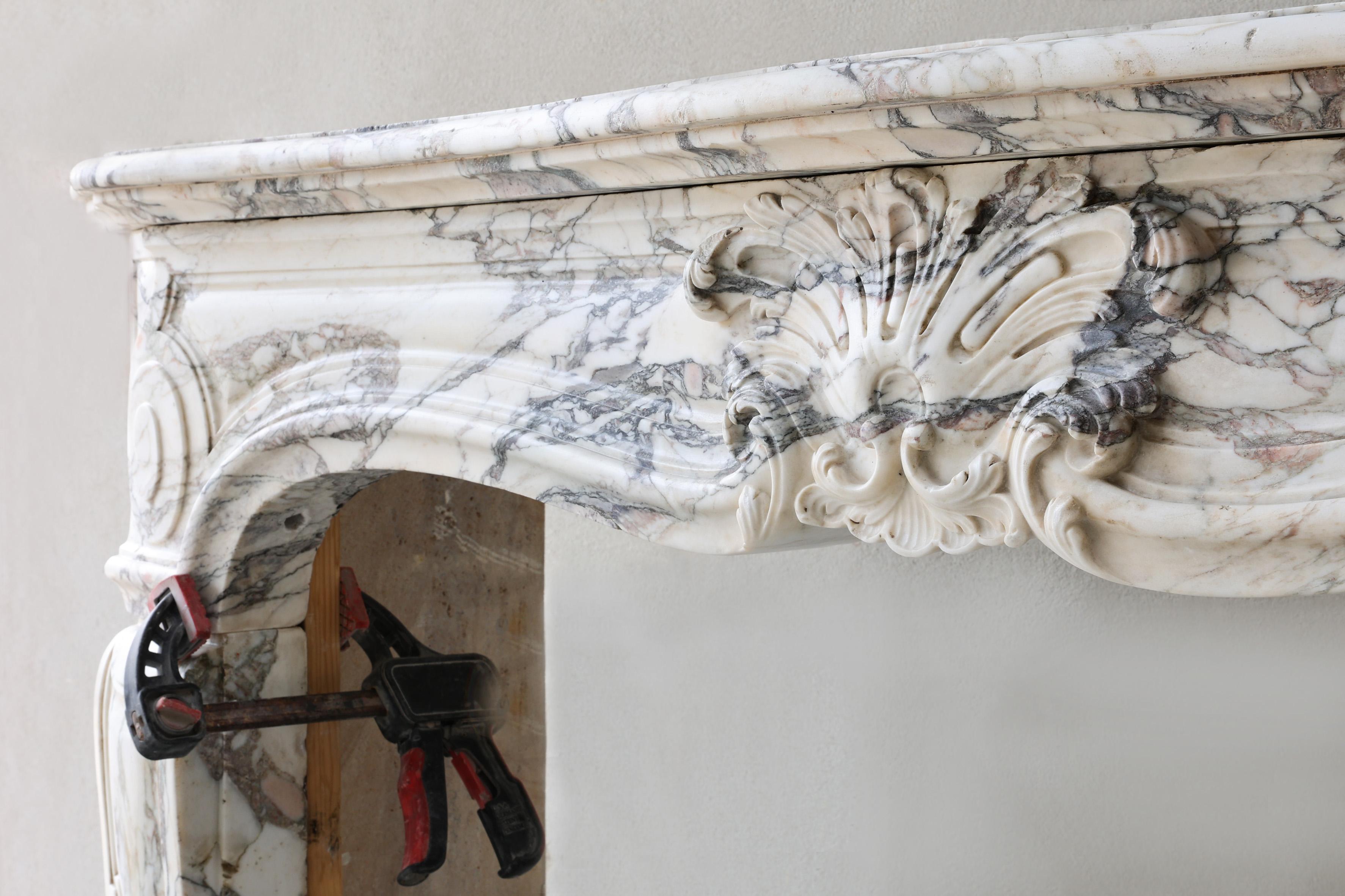 Antique mantel of Paonazzo marble from the 19th century For Sale 2