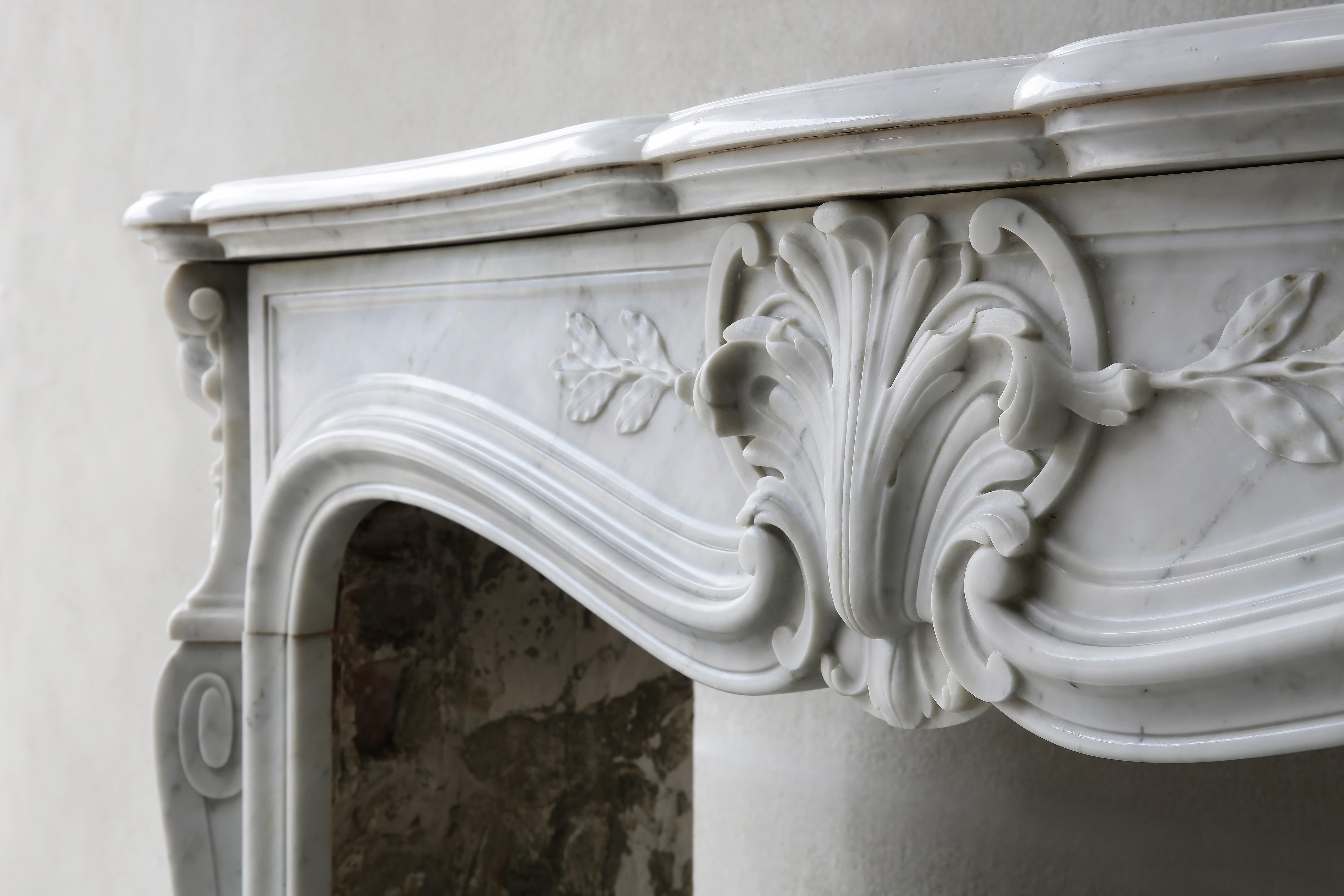 Kaminsims aus weißem Carrara-Marmor im Stil von Louis XV. aus dem 19. Jahrhundert im Zustand „Gut“ im Angebot in Made, NL
