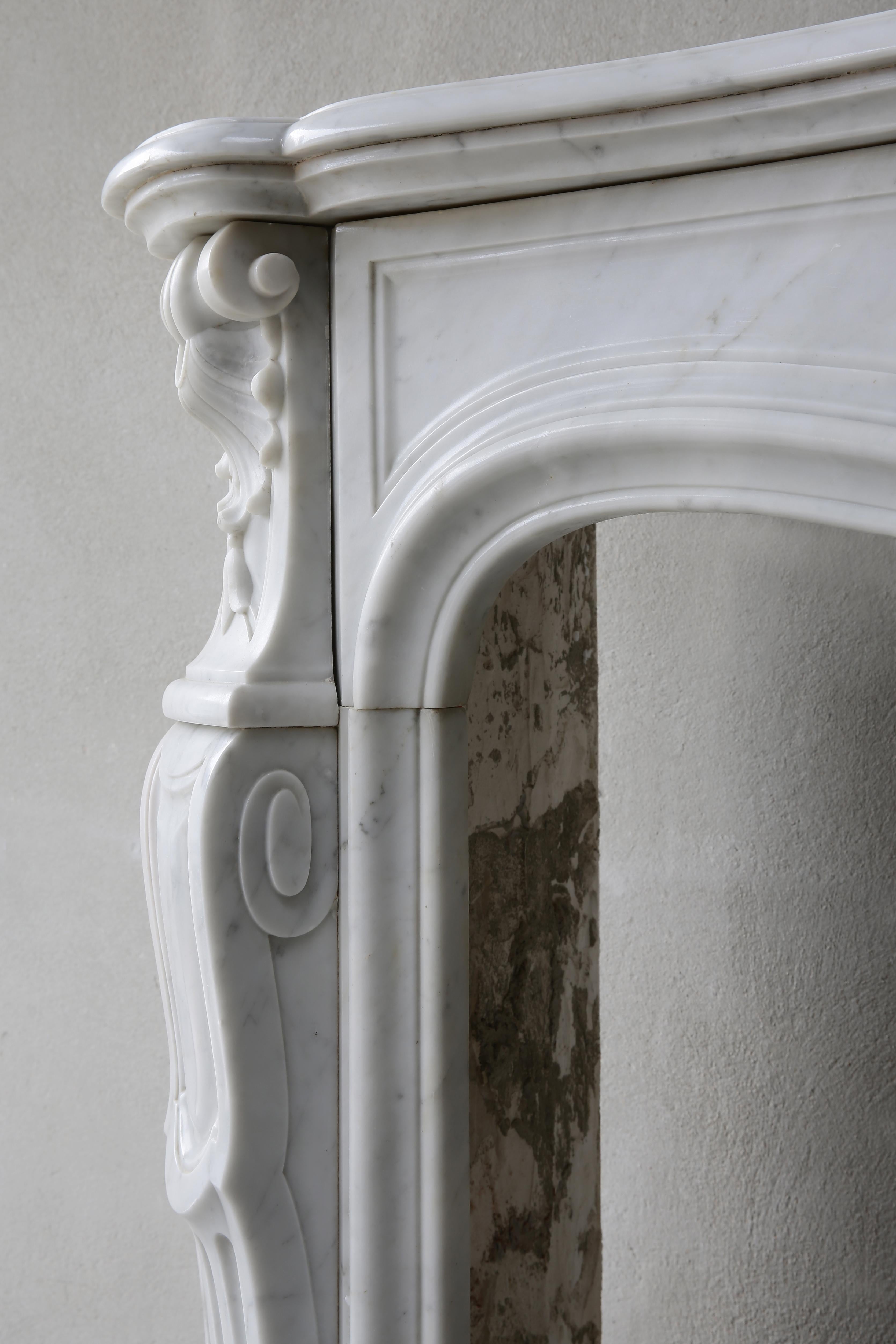Mantel of White Carrara Marble in Style of Louis XV from the 19th Century For Sale 4