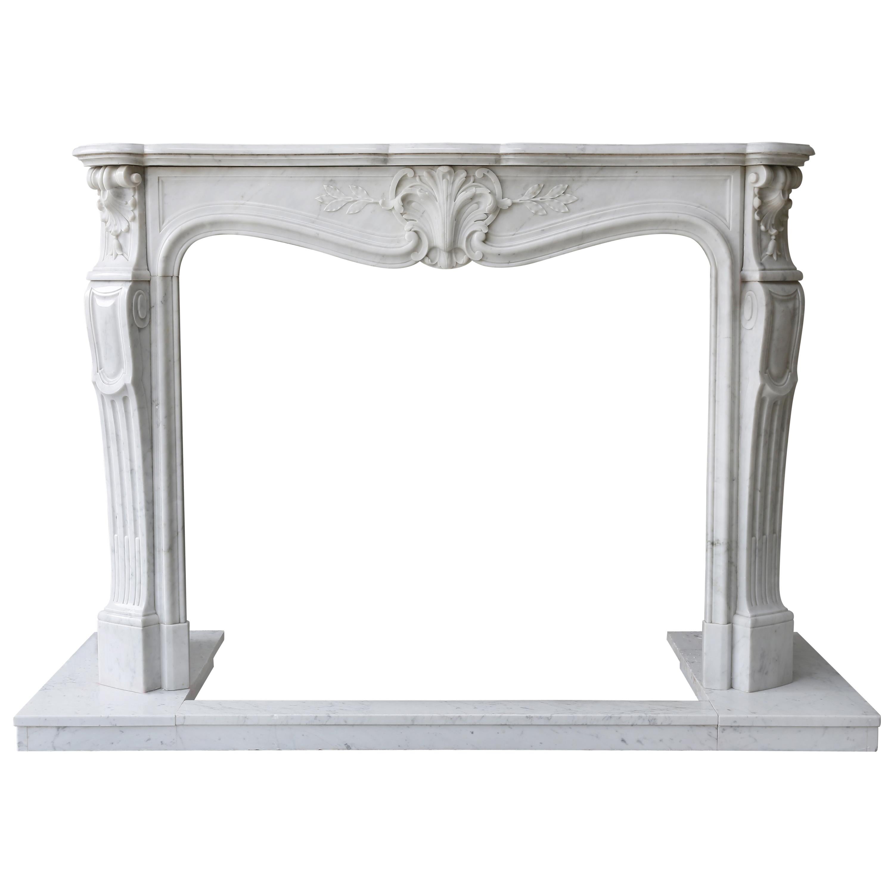Cheminée en marbre blanc de Carrare de style Louis XV du 19ème siècle