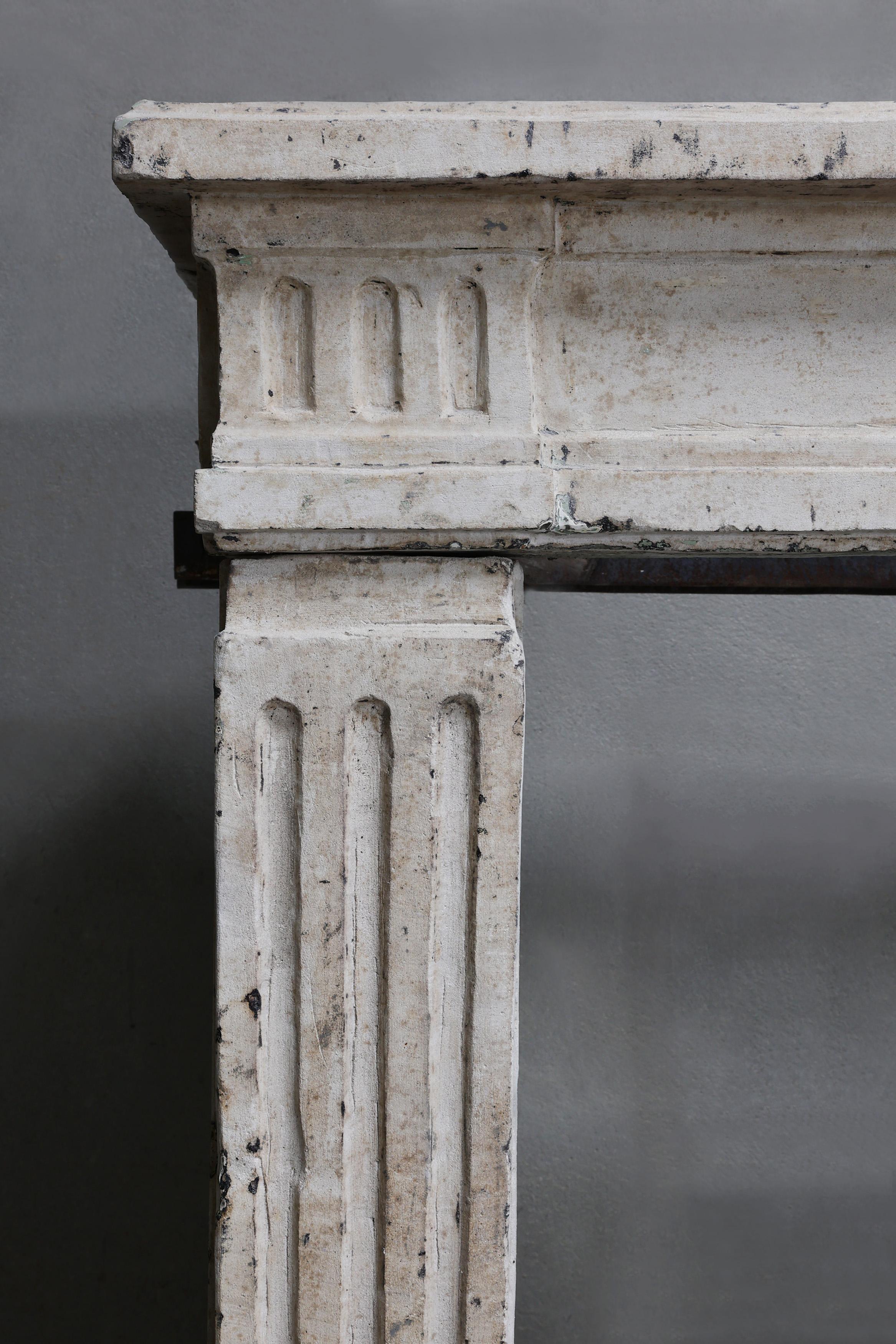 Cheminée ancienne du XIXe siècle, en pierre calcaire française, de style Louis XVI en vente 4