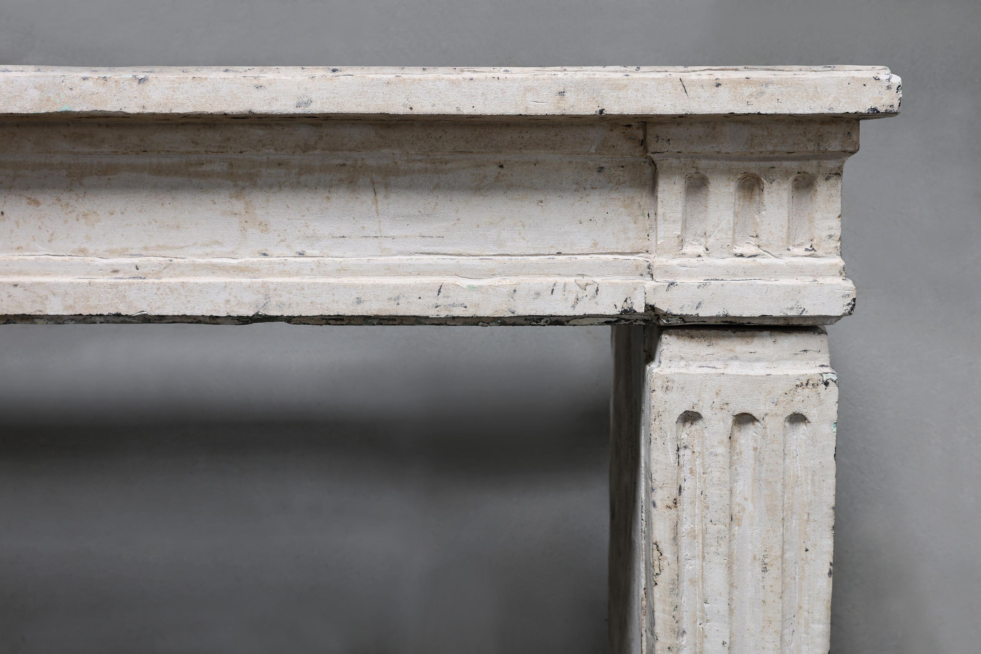 Autre Cheminée ancienne du XIXe siècle, en pierre calcaire française, de style Louis XVI en vente