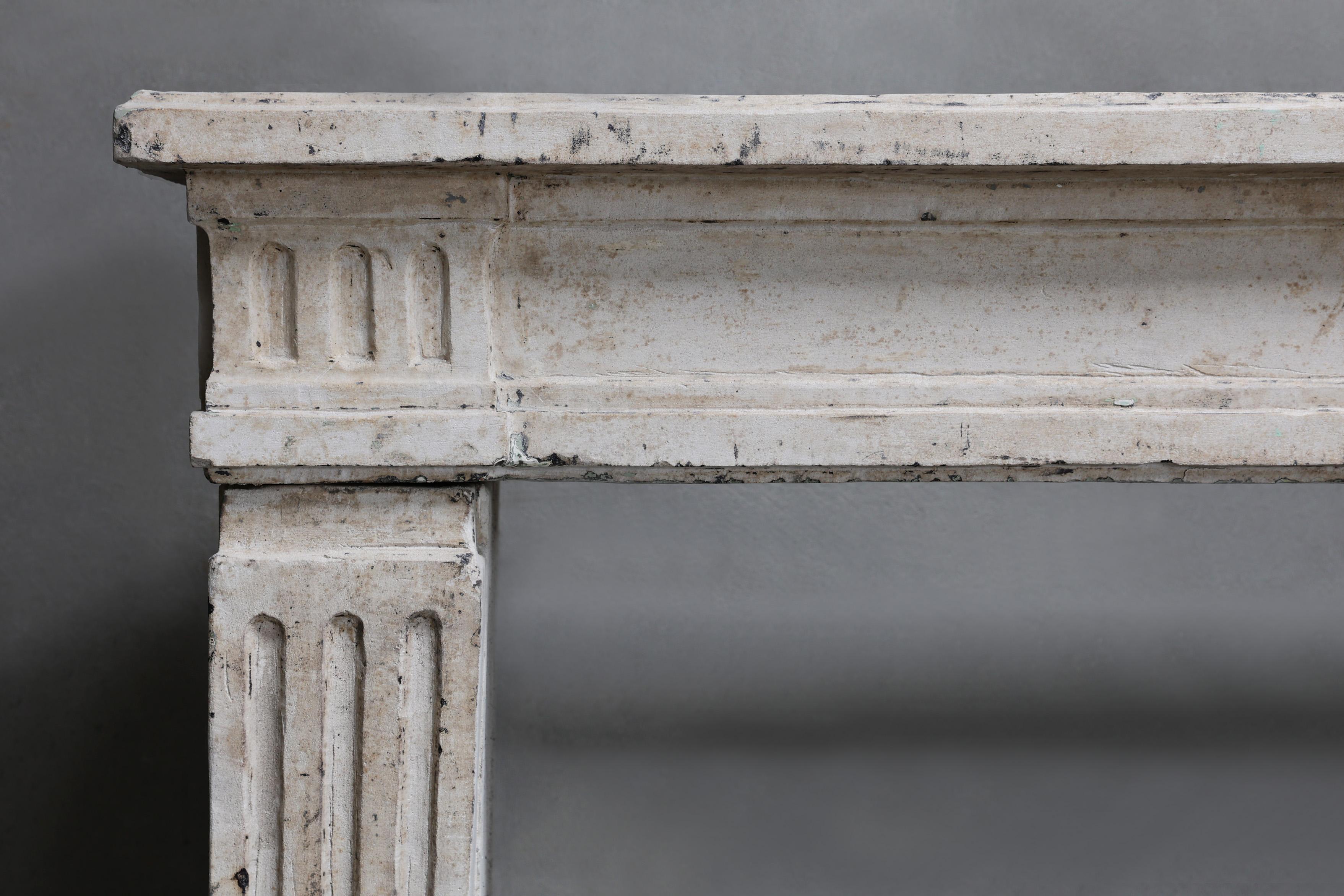 Cheminée ancienne du XIXe siècle, en pierre calcaire française, de style Louis XVI Bon état - En vente à Made, NL