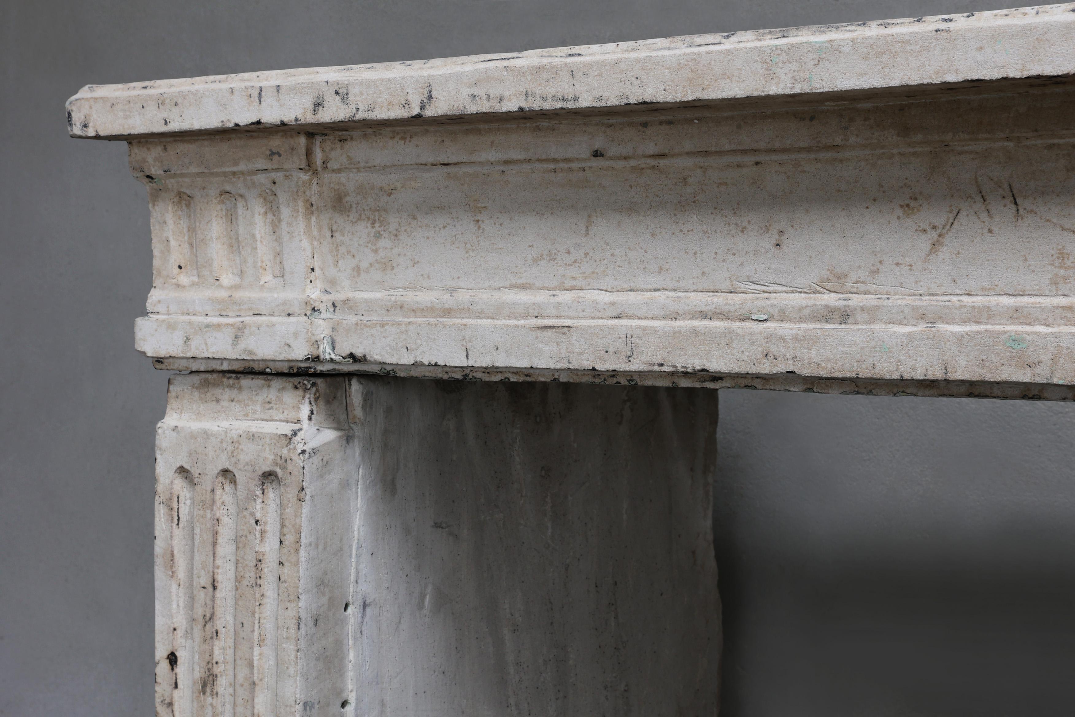 Calcaire Cheminée ancienne du XIXe siècle, en pierre calcaire française, de style Louis XVI en vente