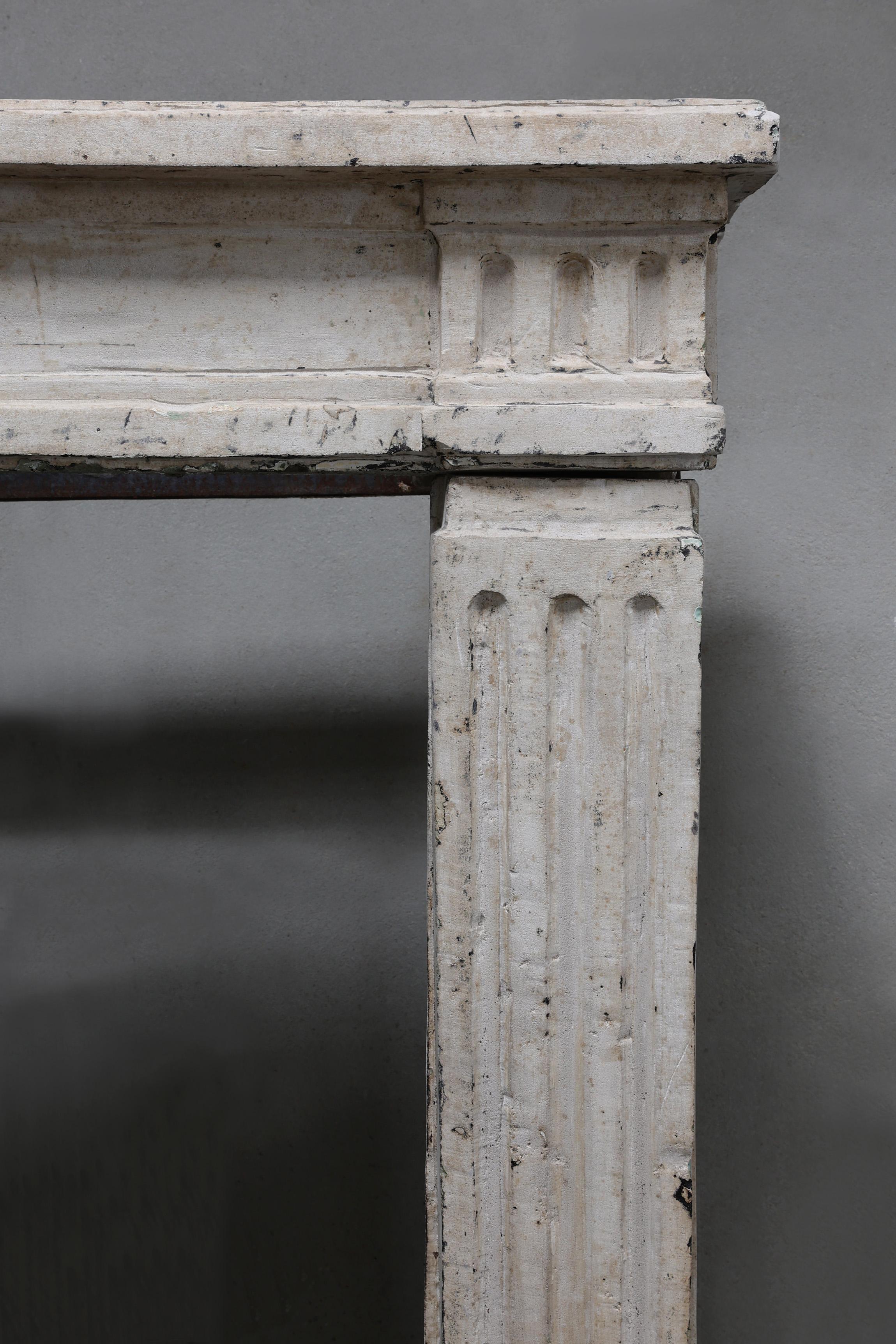 Cheminée ancienne du XIXe siècle, en pierre calcaire française, de style Louis XVI en vente 1