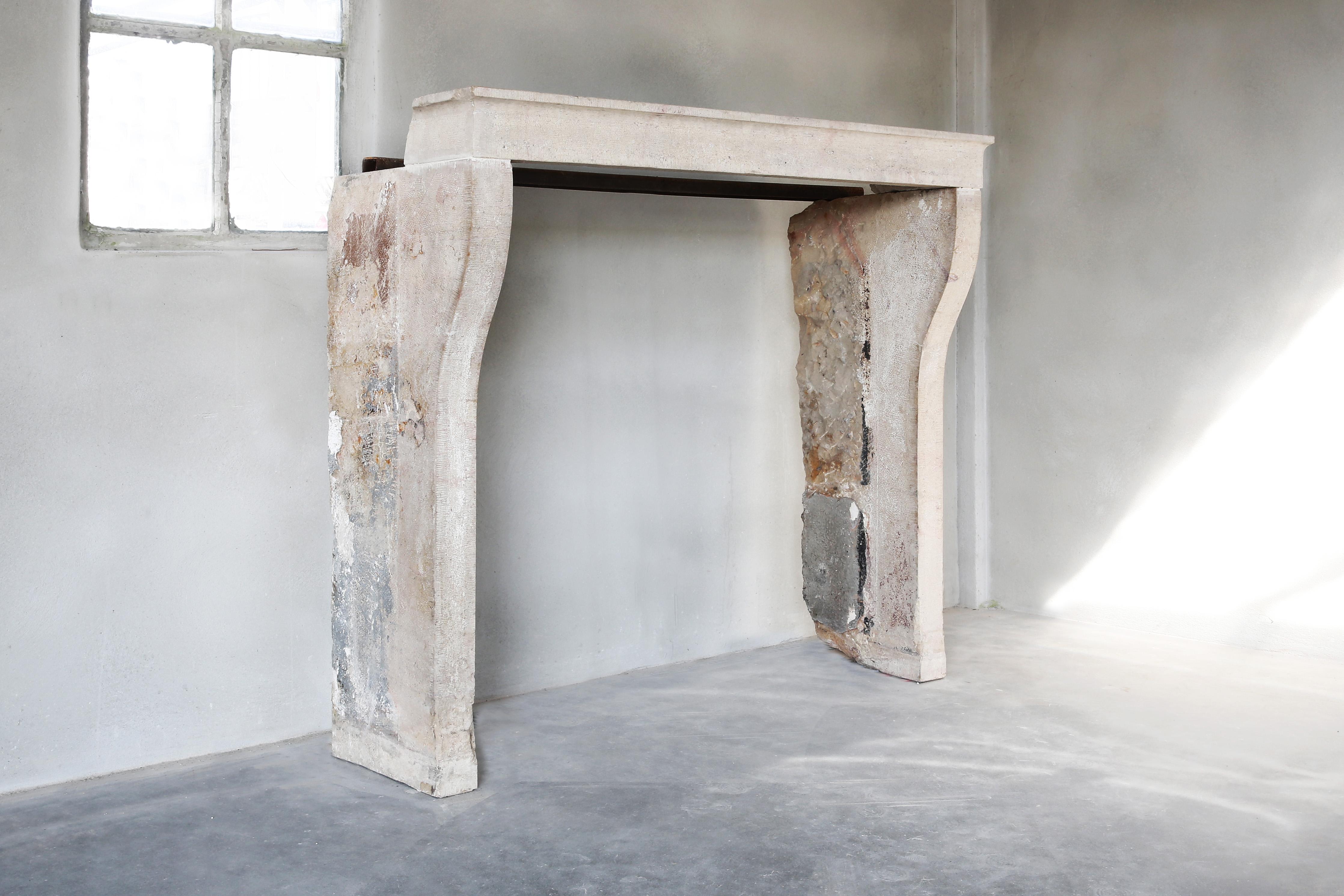 Beautiful sober antique fireplace in style of Campagnarde! The fireplace is made of French limestone and comes from the Burgundy region. A fireplace that fits very well in a rural or rustic home! An antique fireplace is a beautiful eye-catcher