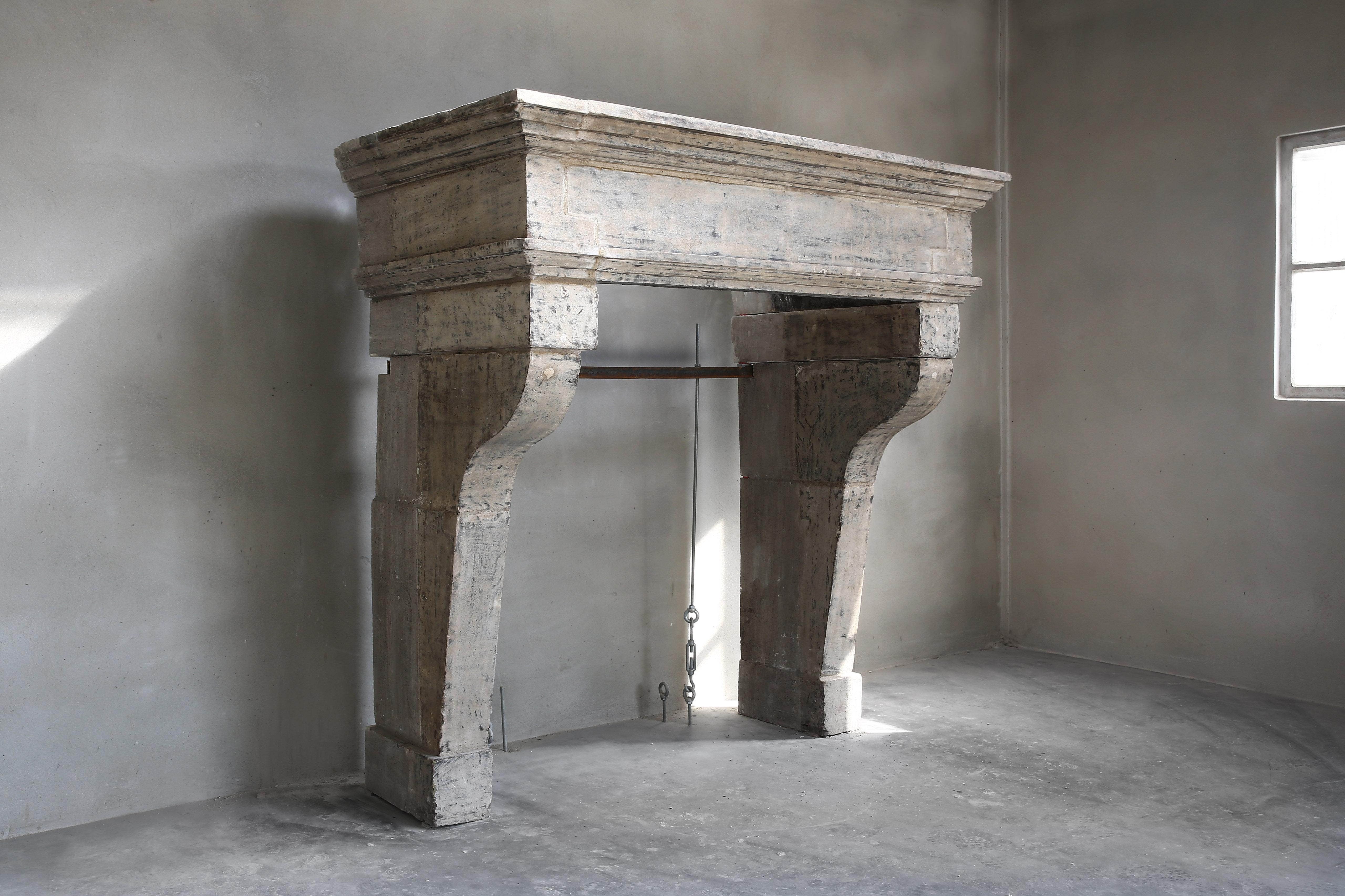 Beautiful robust castle fireplace made of French limestone with beautiful lines. The fireplace dates from the 19th century and is in Campagnarde style. Campagnarde style fireplaces are characterized by the simplicity and as few decorations as