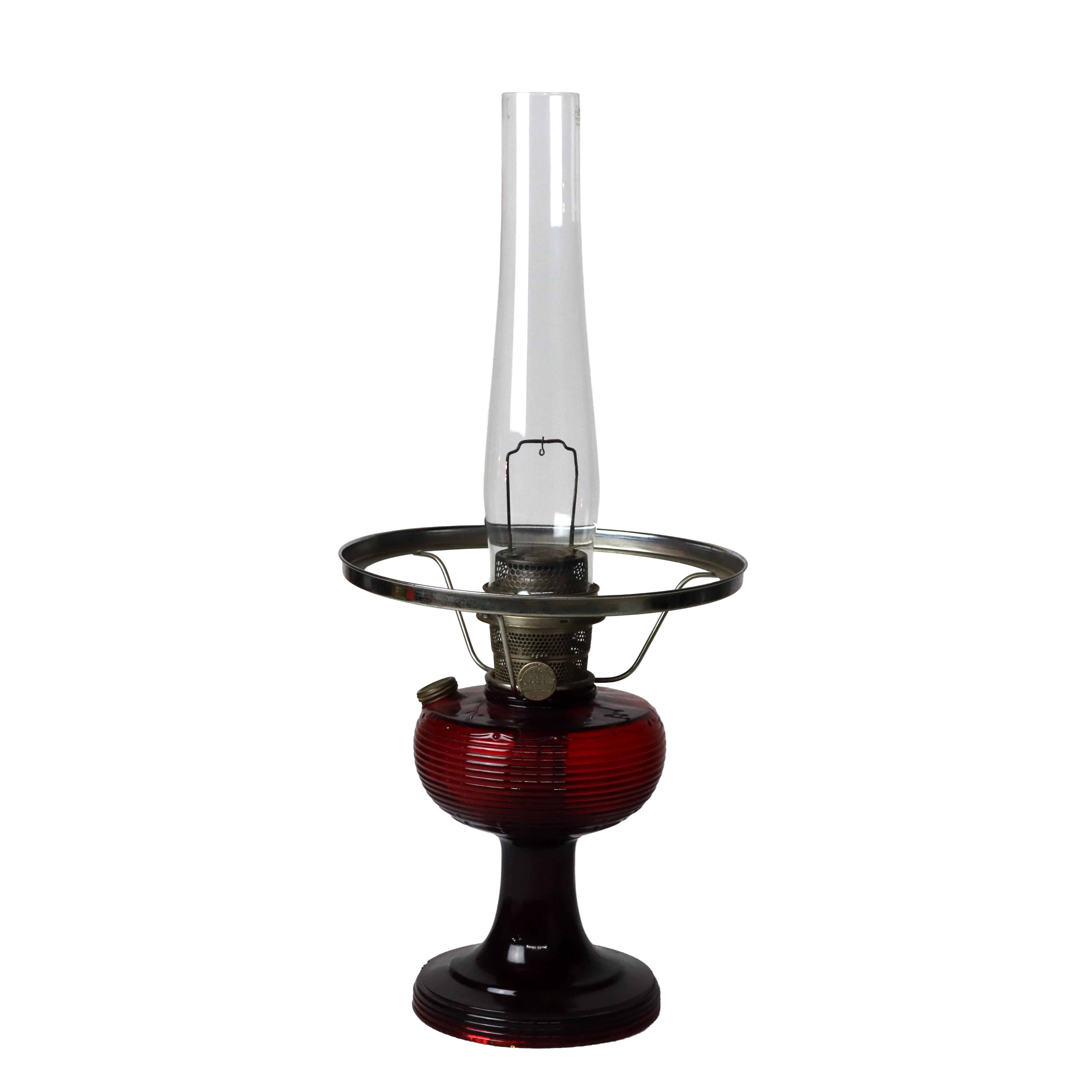 Antique Mantle Lamp Co. Rara lampada a cherosene in vetro rosso con paralume in vetro opalescente C1920

Misure: 23 1/4