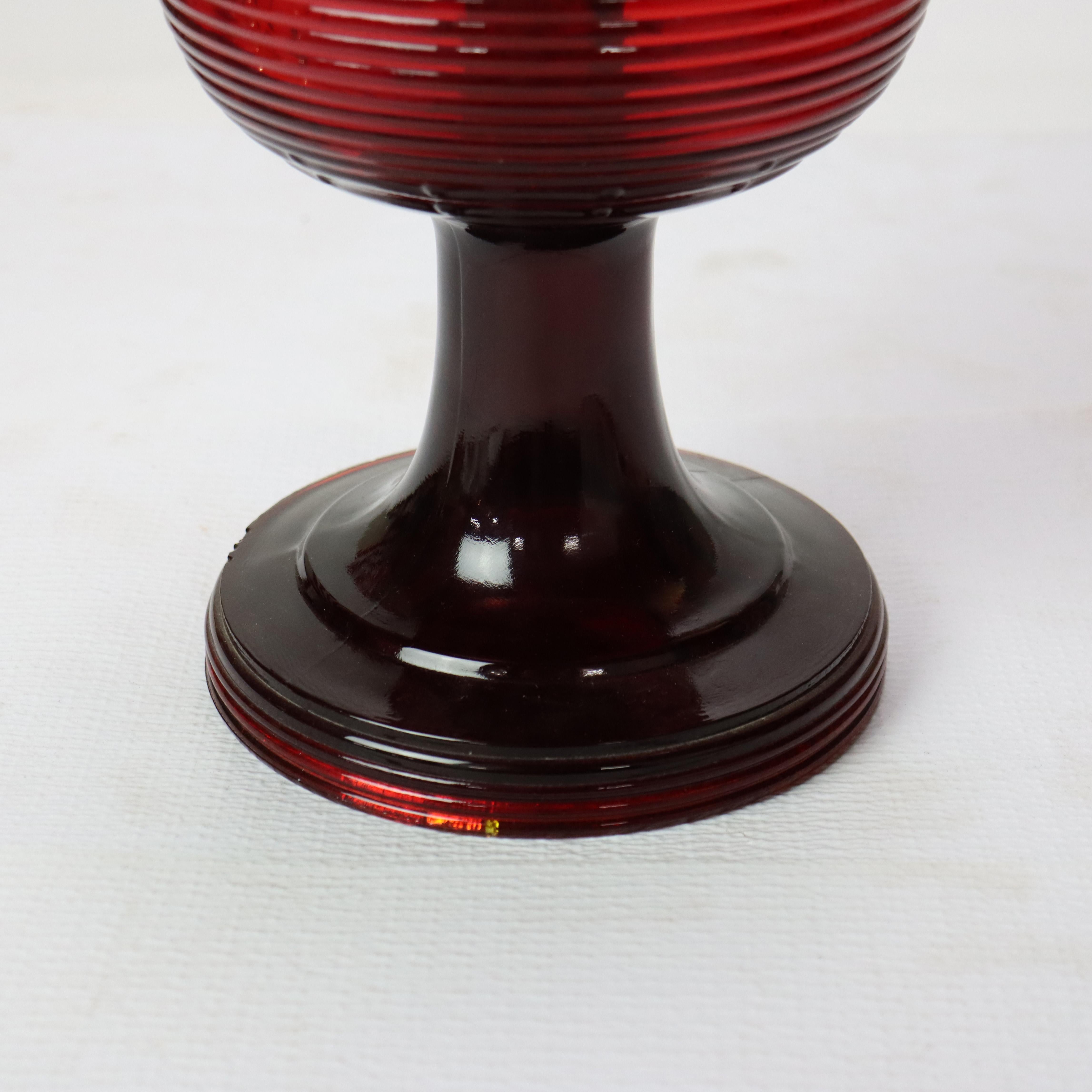 Antique Mantle Lamp Co. Rara lampada a cherosene in vetro rosso con paralume opalescente c1920 In condizioni buone in vendita a Big Flats, NY
