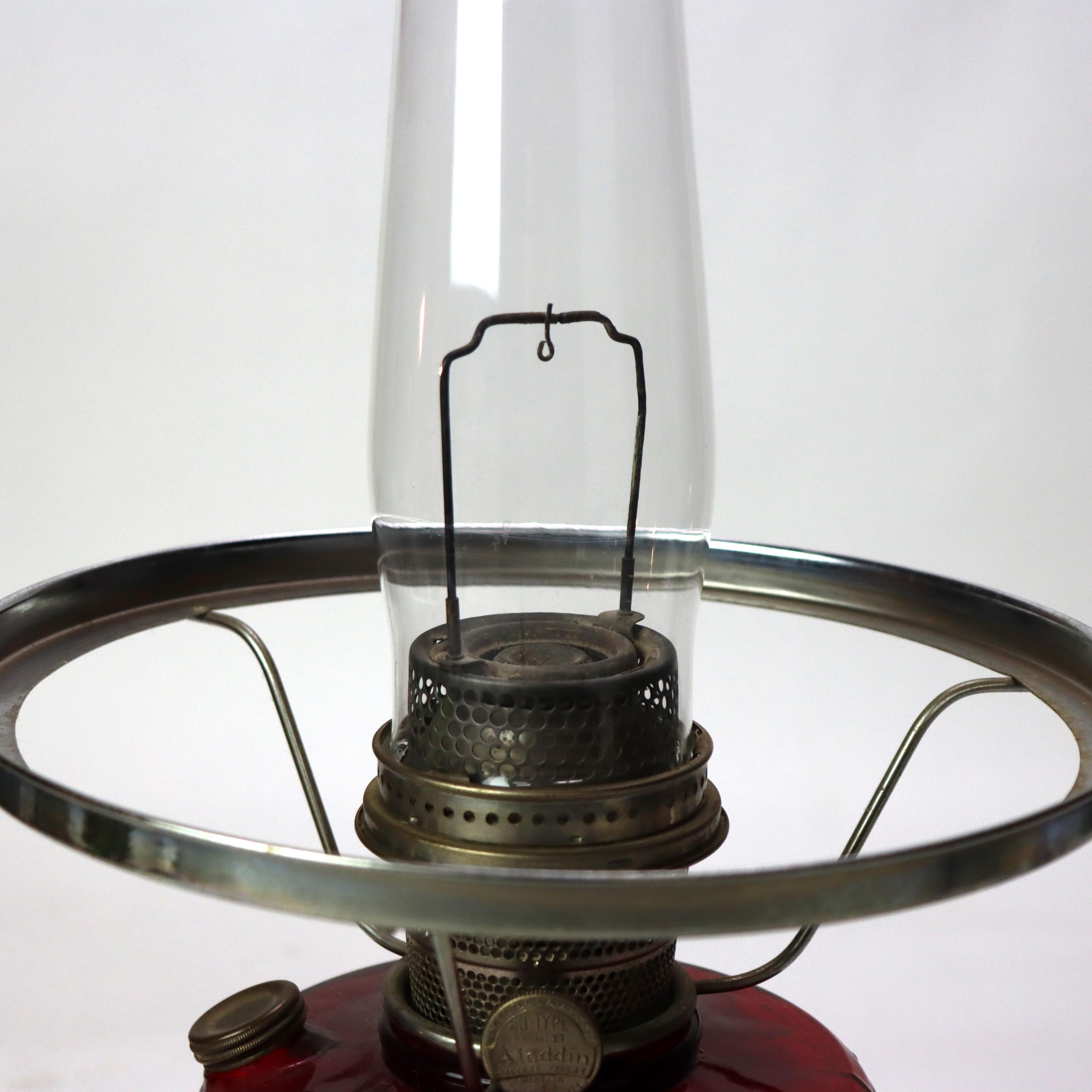 Vetro Antique Mantle Lamp Co. Rara lampada a cherosene in vetro rosso con paralume opalescente c1920 in vendita