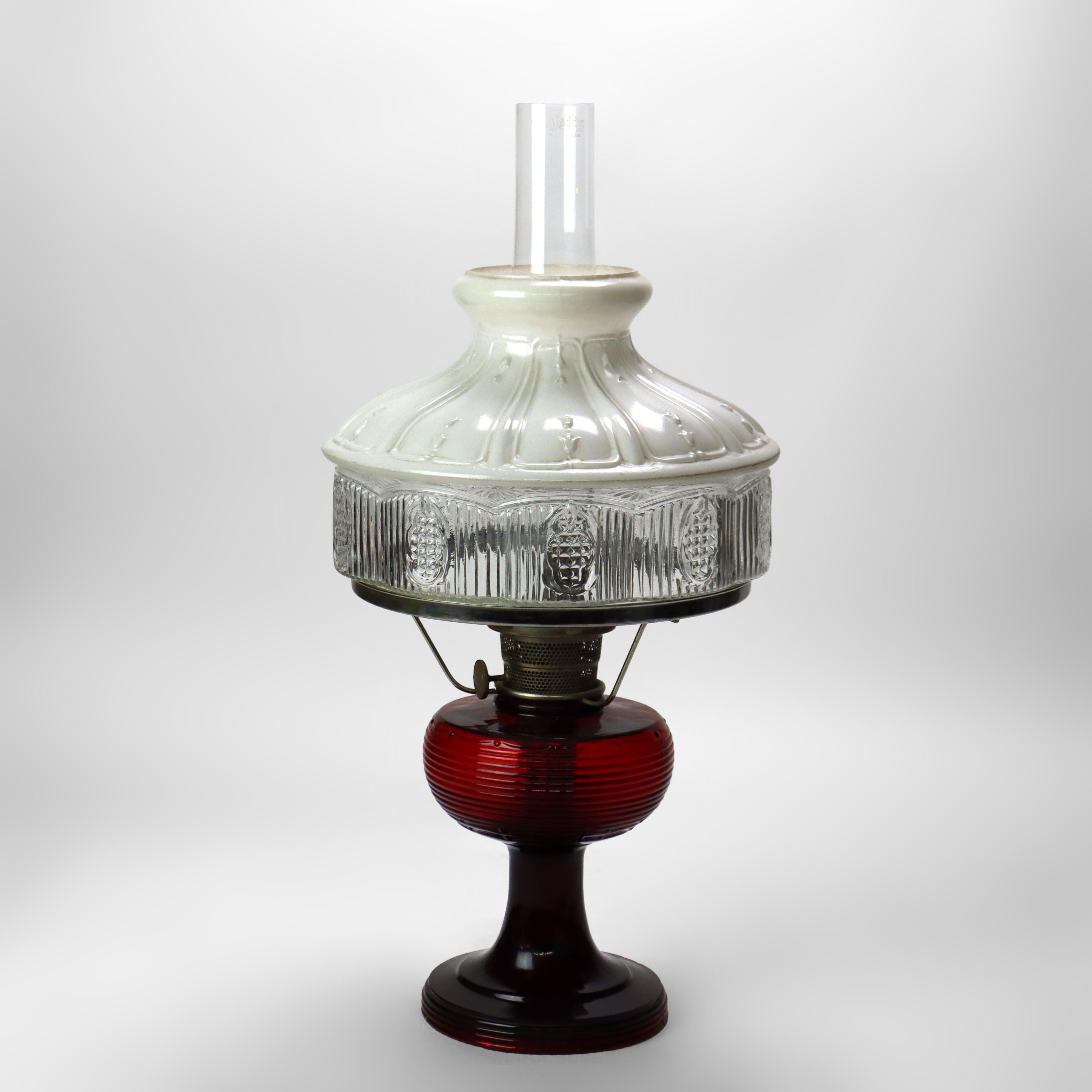 Antique Mantle Lamp Co. Rara lampada a cherosene in vetro rosso con paralume opalescente c1920 in vendita 1