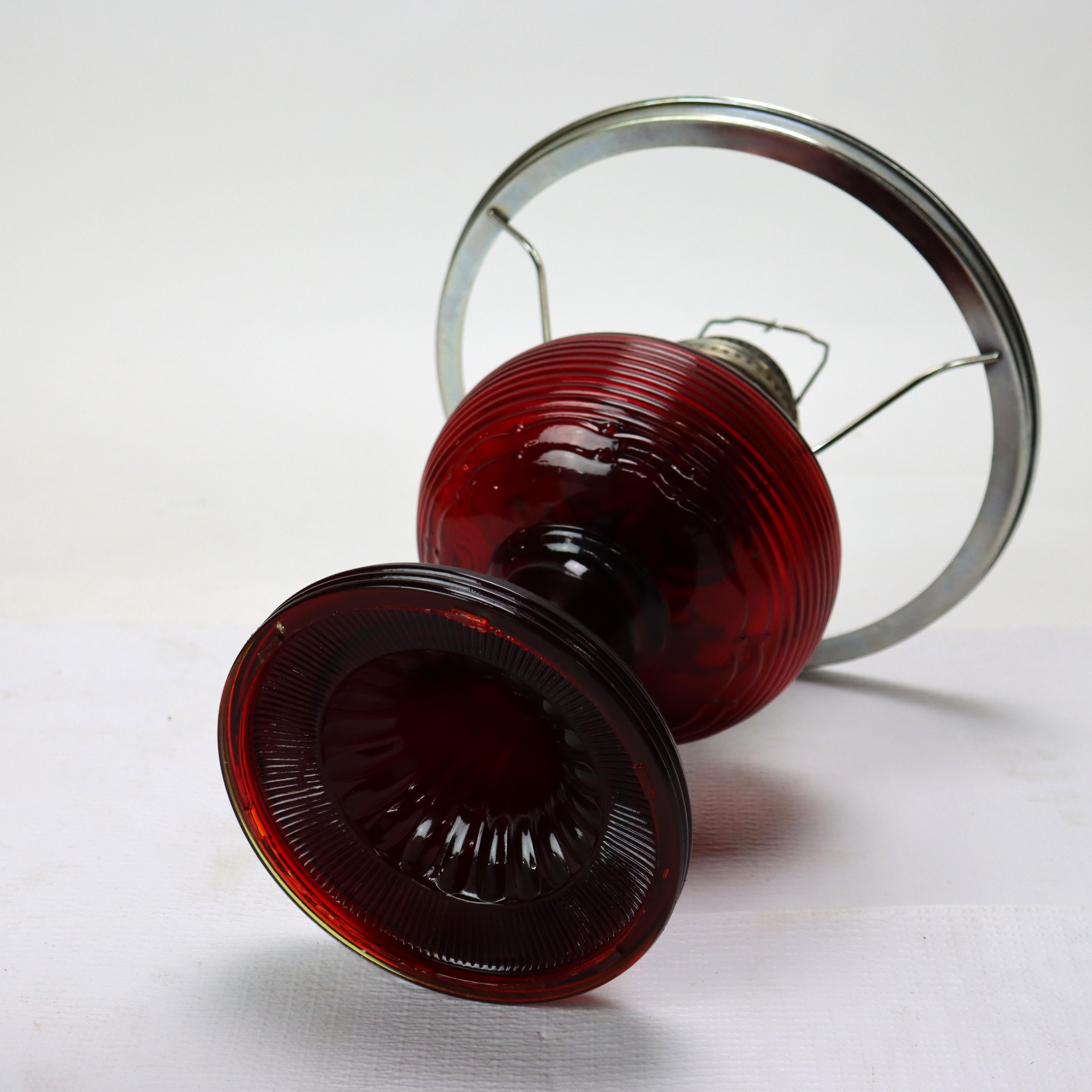 Antique Mantle Lamp Co. Rara lampada a cherosene in vetro rosso con paralume opalescente c1920 in vendita 2