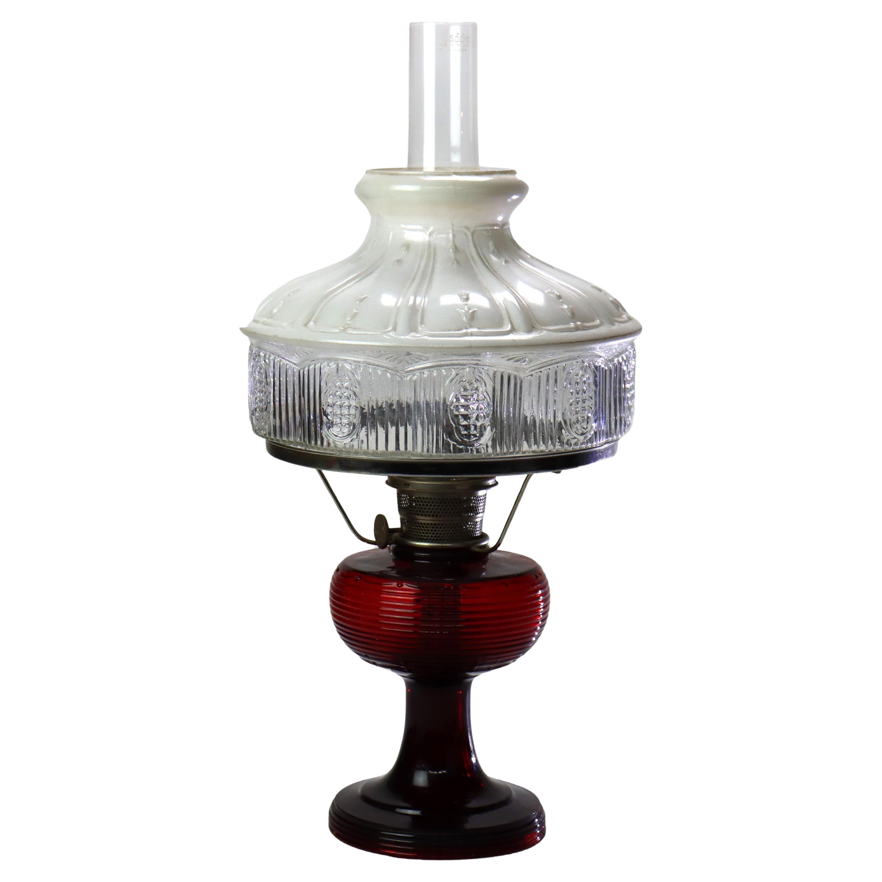 Antique Mantle Lamp Co. Rara lampada a cherosene in vetro rosso con paralume opalescente c1920